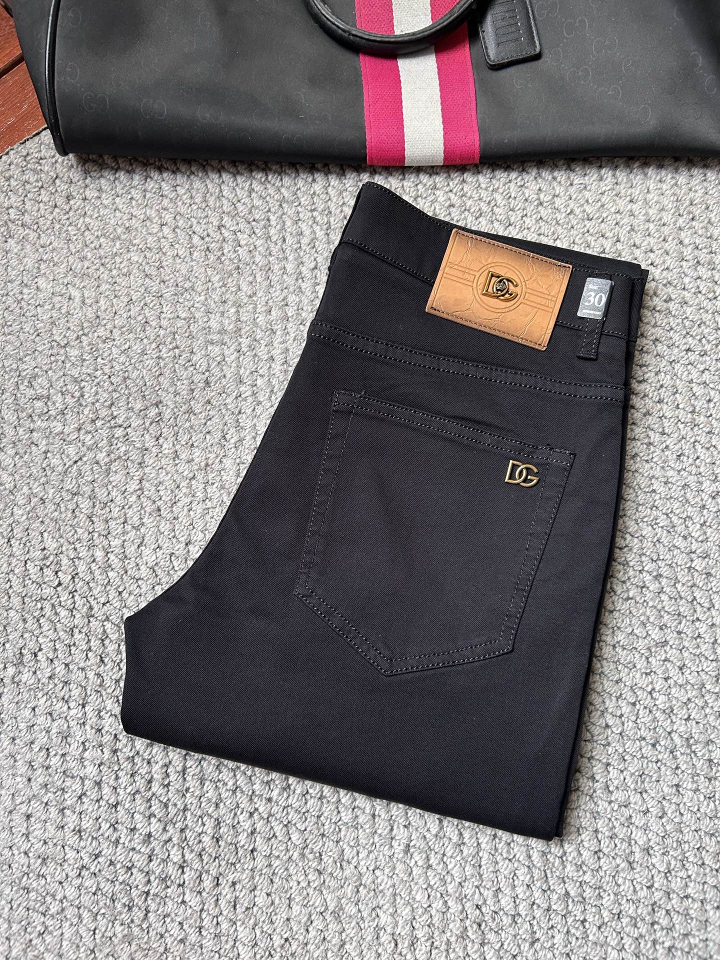 NO:918110,DG's latest jeans in spring 2026 are stress-free when entering and leaving the store. Best-selling models in the counter. Shared taste and value. Very comfortable to wear. Low-key yet luxurious. Very classy to wear. Needless to say the trousers style and cut. The upper body is exquisite and vivid. Really first-class and top-quality materials. Really palace-level casual pants, using Turkish cotton. The most famous denim is produced. The quality is outstanding. After heavy washing, the pants are very soft. The straight-leg version is not picky.  The upper body is absolutely stylish. CX25 is extremely luxurious!  Size 29-38,,jeans,19860909DG 2026年春季最新品牛仔裤出入专卖店无压力 专柜热销款 品味与价值共享 身穿着非常舒适 低调不失奢华 穿出去非常有档次,裤型款式和裁剪亦无需多言 上身精致跃然.真正一等一顶级质料 真正殿堂级的休闲裤,选用土耳其的棉花 生产出最有名的单宁布 品质卓然 经过重水洗使得裤子很柔软 直脚的版型 不挑人 上身绝对的有型 CX25 极度奢华！尺码29-38,,jeans,,Men's clothing