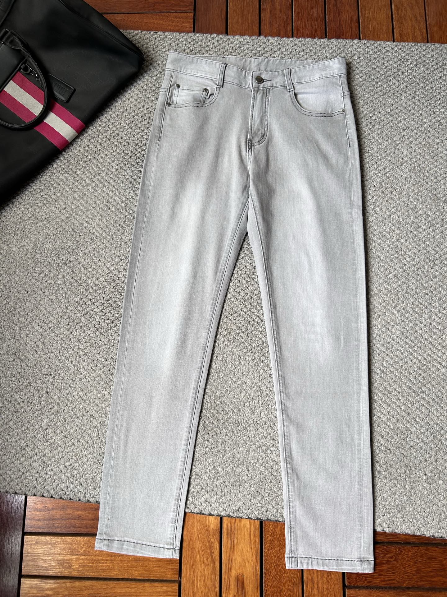 NO:918112,ARMANI Armani's 2016 official website high-end new product original order few handsome jeans, 100% original order versatile artifact!  This year's latest popular style design is made of denim fabric made of imported Turkish cotton. It is comfortable on the upper body and has a tall and stylish tailoring design!  Low-key yet luxurious, with a super-feeling upper body that is exquisite and lively, simplicity is beauty. It is perfect for everything, a must-have item for handsome men!  Original logo personality, fashion, charm, size 29-38, armani, armani, jeans,19860909ARMANI 阿玛尼2016官网高端新品原单少数帅爆牛仔裤,百分百原单 百搭神器！今年最新流行的风格设计款式,采用进口土耳其的棉花制作成的单宁布,上身舒适,剪裁设计挺拔有型！低调不失奢华 超有feel上身精致跃然,简单就是美.完爆一切,型男必备单品！原版logo个性 时尚 魅力码数29-38,,armani,armani,jeans,,Men's clothing