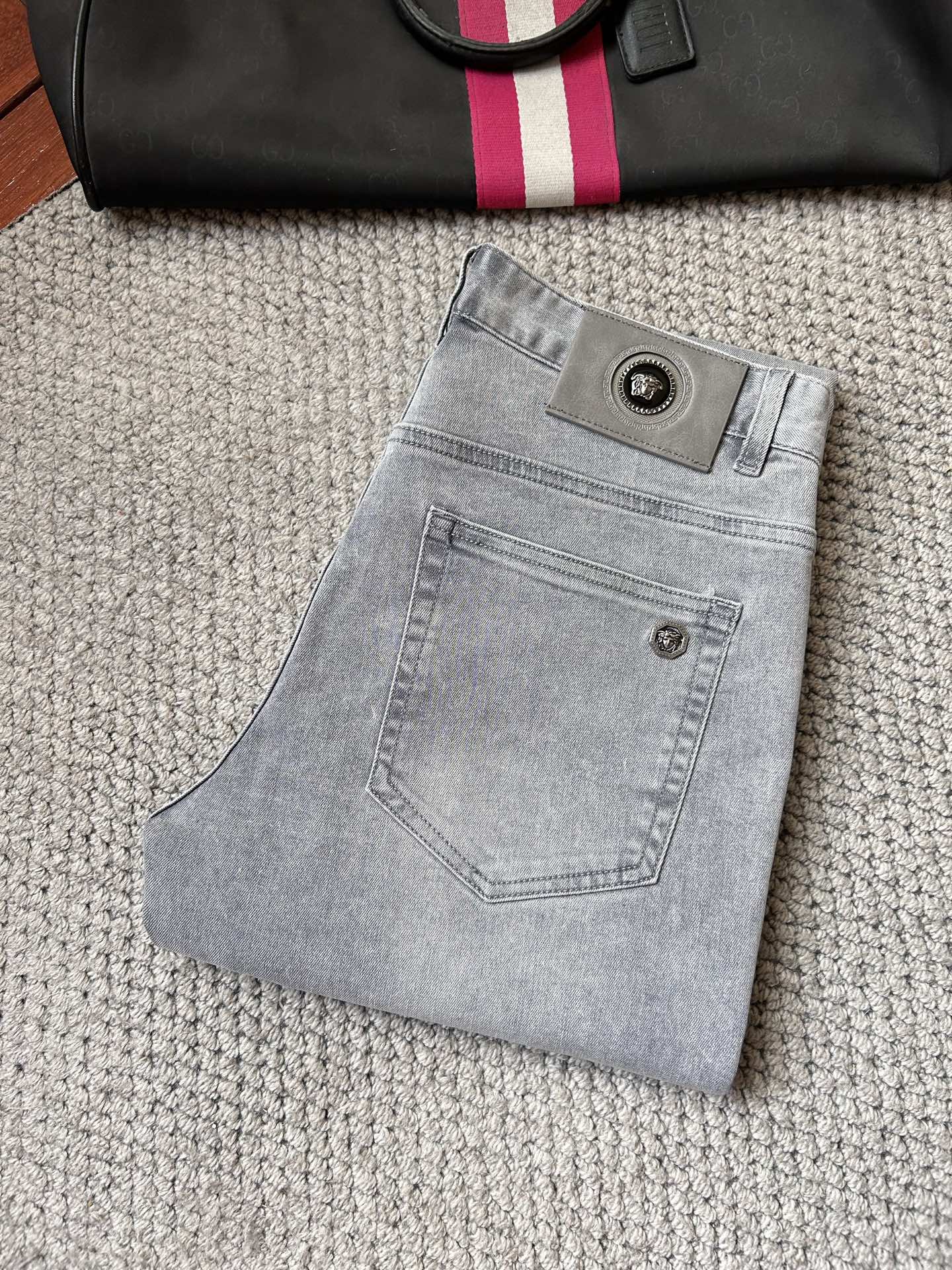 NO:871595,Fansi's new 2026 spring and summer men's casual jeans, top quality!  Channel orders and official website sales simultaneously!  !  Original factory custom-made denim made of pure cotton!  Suitable for various combinations of casual and formal wear ~ perfect for daily commuting!  !  Sizes 29-38 (not 37).,,versace,jeans,19860909范思‘’2026春夏新款男士休闲牛仔裤,顶级品质！渠道订单,官网同步出售！！原厂订制牛仔全棉材质！适合休闲/正装各种搭配～日常通勤的极品！！尺码29-38（没37）.,,versace,jeans,,Men's clothing