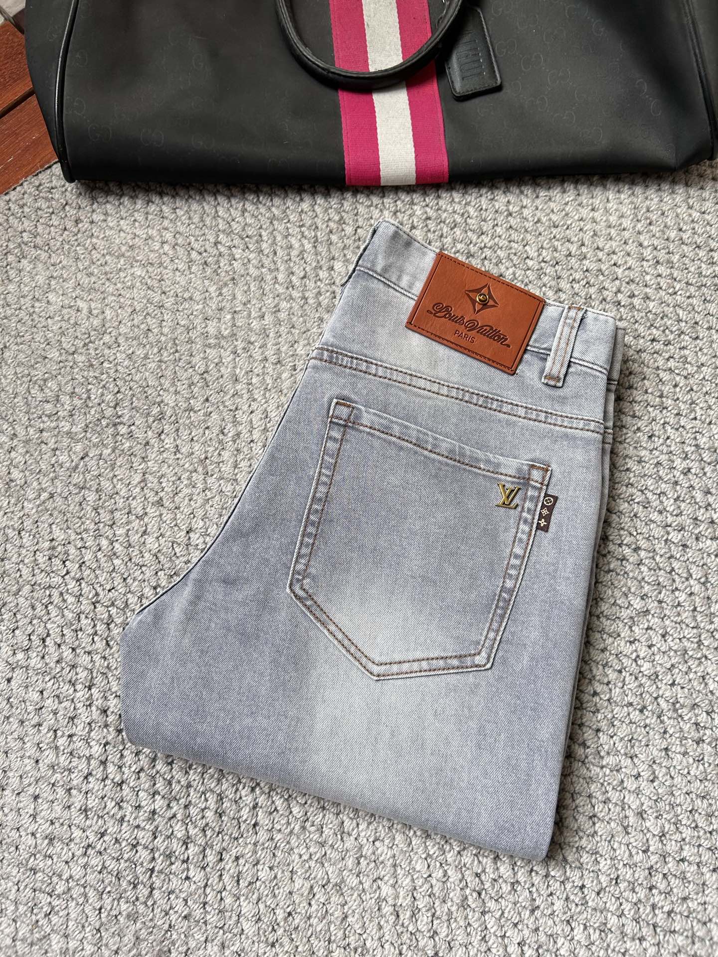 NO:871601,LV’s 2026 new spring and summer men’s casual jeans, top quality!  Channel orders and official website sales simultaneously!  !  Original factory custom-made denim made of pure cotton!  Suitable for various combinations of casual and formal wear ~ perfect for daily commuting!  !  Size 29-38 (not 37).,,louis vuitton,jeans,19860909LV‘’2026春夏新款男士休闲牛仔裤,顶级品质！渠道订单,官网同步出售！！原厂订制牛仔全棉材质！适合休闲/正装各种搭配～日常通勤的极品！！尺码29-38（没37）.,,louis vuitton,jeans,,Men's clothing