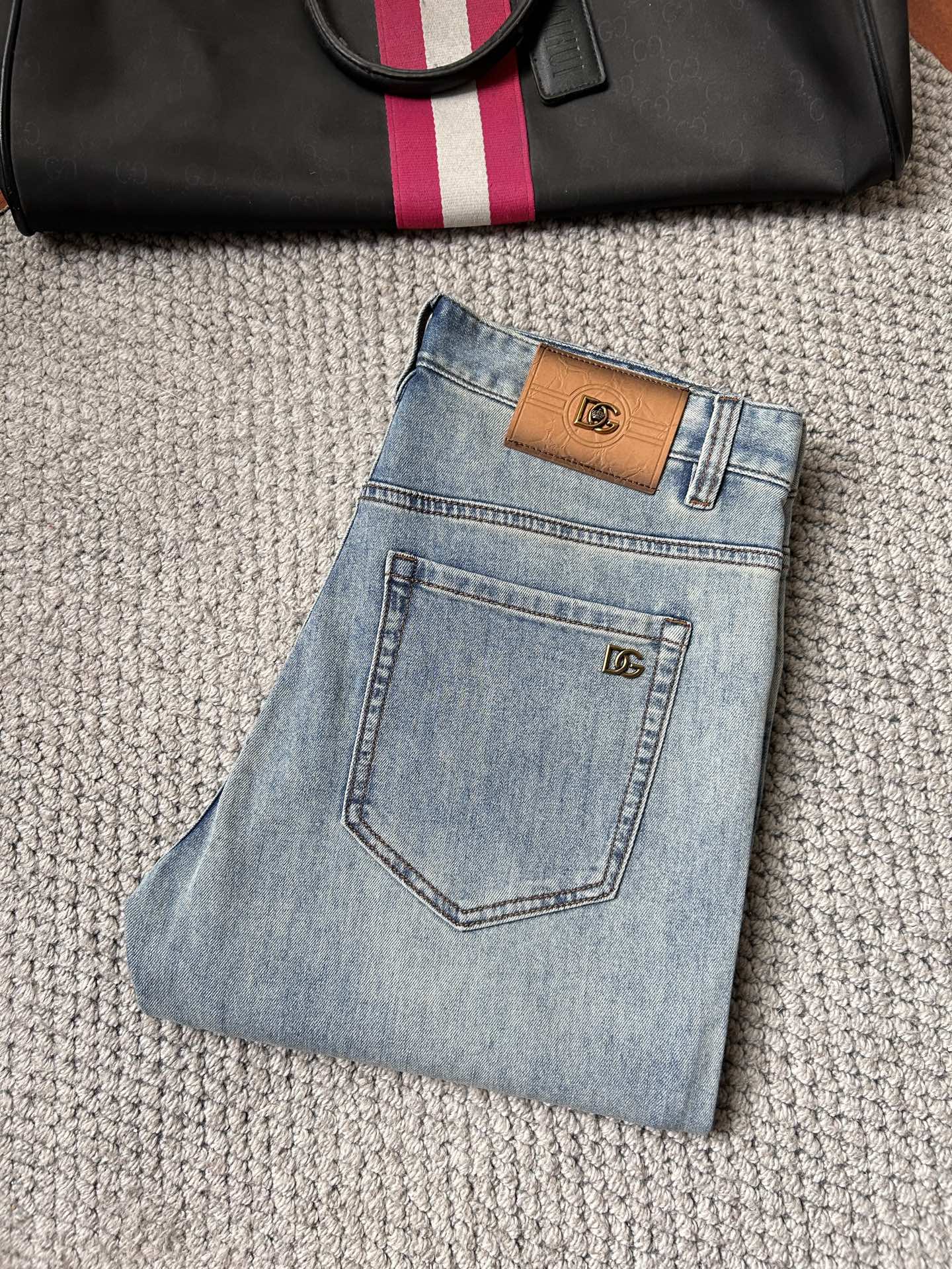 NO:871617,DG''2026 new spring and summer men's casual jeans, top quality!  Channel orders and official website sales simultaneously!  !  Original factory custom-made denim made of pure cotton!  Suitable for various combinations of casual and formal wear ~ perfect for daily commuting!  !  Size 29-38 (not 37).,,jeans,19860909DG‘’2026春夏新款男士休闲牛仔裤,顶级品质！渠道订单,官网同步出售！！原厂订制牛仔全棉材质！适合休闲/正装各种搭配～日常通勤的极品！！尺码29-38（没37）.,,jeans,,Men's clothing