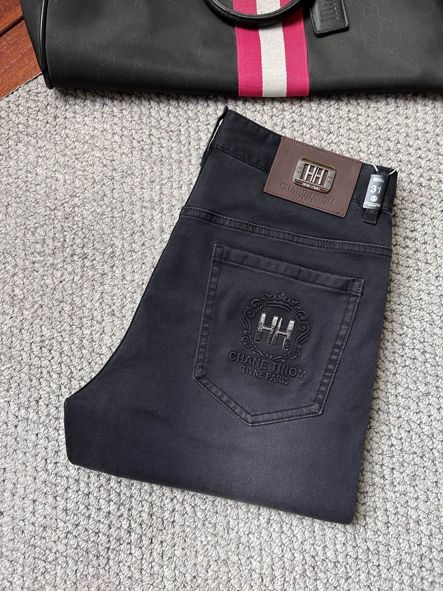 NO:871646,Given's new 2026 spring and summer men's casual jeans, top quality!  Channel orders and official website sales simultaneously!  !  Original factory custom-made denim made of pure cotton!  Suitable for various combinations of casual and formal wear ~ perfect for daily commuting!  !  Size 29-38 (not 37).,,givenchy,jeans,19860909纪梵‘’2026春夏新款男士休闲牛仔裤,顶级品质！渠道订单,官网同步出售！！原厂订制牛仔全棉材质！适合休闲/正装各种搭配～日常通勤的极品！！尺码29-38（没37）.,,givenchy,jeans,,Men's clothing