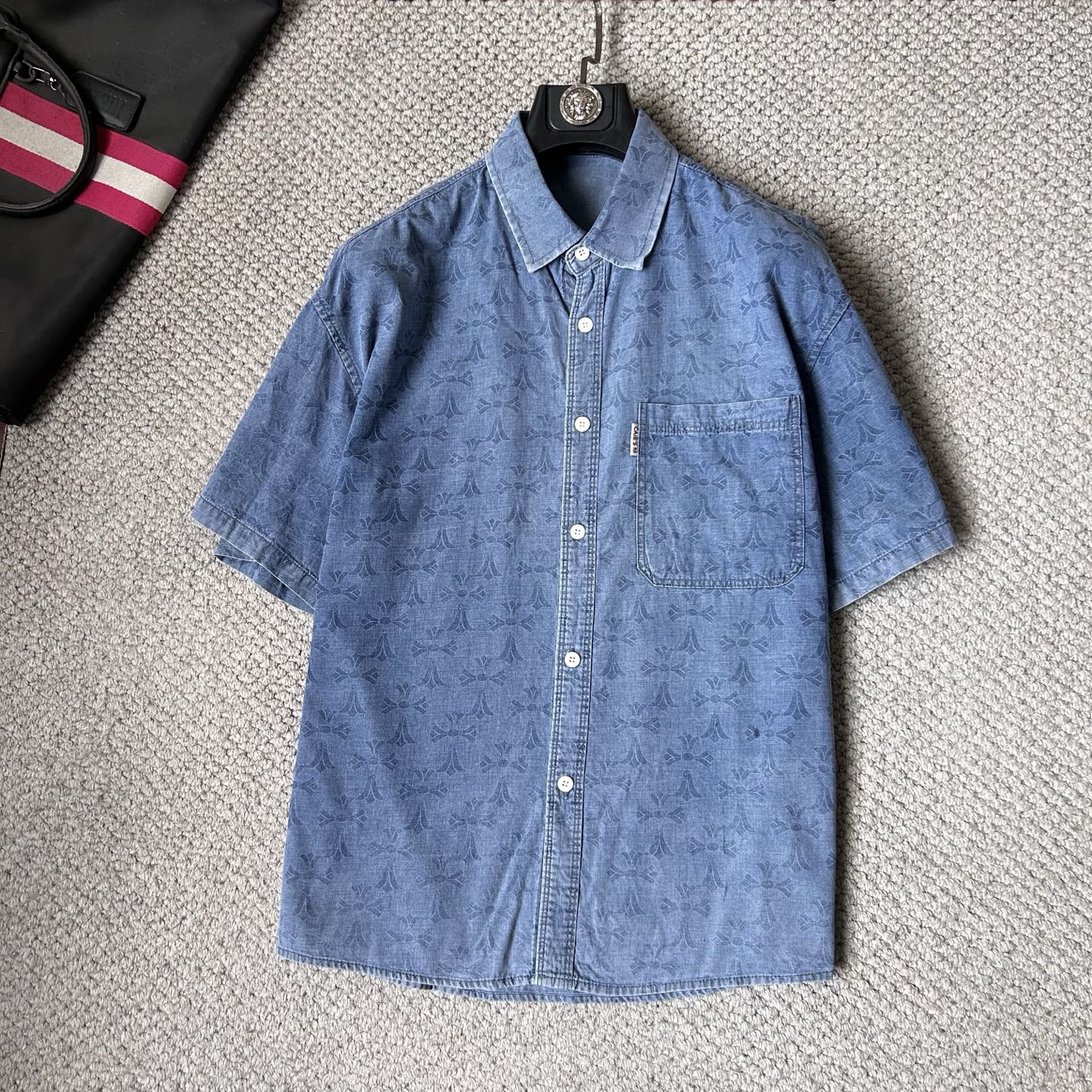 NO:918098,CH/Croxin 2026 spring and summer counter debut CH original fashion casual short-sleeved shirt thin denim classic presbyopic short-sleeved denim short-sleeved shirt. Size M～3XL (110～190 catties can be worn)  26ss is the same model for many celebrities, a short-sleeved denim shirt recommended by Xiaohongshu bloggers, imported denim washed denim fabric, equipped with original presbyopia logo pattern, exquisite and cumbersome craftsmanship, each denim jacket has very strict craftsmanship requirements. The shirt style can be matched with denim fabrics, the style highlights the high-end sense of ready-to-wear, the fabric shows popular fashion elements, and the upper body effect is very good, both in terms of look and feel, it is top-notch!  It can be worn for daily casual wear with a different flavor. The cuff button design has a more urban trendy male atmosphere. It is full of style and has a minimalist design tone. Pair it with a crew neck shirt or turtleneck to easily show the charm of an elegant man. The upper body is a symbol of success for men. People rely on clothes, and elegance depends on clothes!  All series of hardware are supplied to customers, the process is rigorous and elegant, and every detail is unique.,, chrome hearts, jackets & coats, shirts, T-shirts,19860909CH/克罗心 2026春夏专柜首发 CH原单时尚休闲短袖衬衫薄款牛仔衣经典老花短袖牛仔短袖衬衫. 尺码M～3XL（110～190斤可穿） 26ss众多明星同款,小红书博主推荐款短袖牛仔衣衬衫,进口丹宁洗水牛仔面料,配置原版老花logo图案,精致繁琐工艺制作,每款牛仔外套对工艺要求都非常苛刻.衬衫风格与牛仔面料搭配,游刃有余,款式突出成衣高级感,面料展现流行时尚元素,上身效果非常好,无论从观感,还是手感,都是顶级！日常休闲都能穿出别样的风味,袖口钮扣设计,更具都市潮男气息,款型十足,极简设计的基调,内搭圆领衫或是高领衫,轻松展现优雅型男魅力,上身男士成功的象征,人靠衣装,贵气靠衣装！全系客供五金,工序严谨考究,每一处细节都是匠心独具.,,chrome hearts,jackets & coats,shirts,T-shirt,,Men's clothing