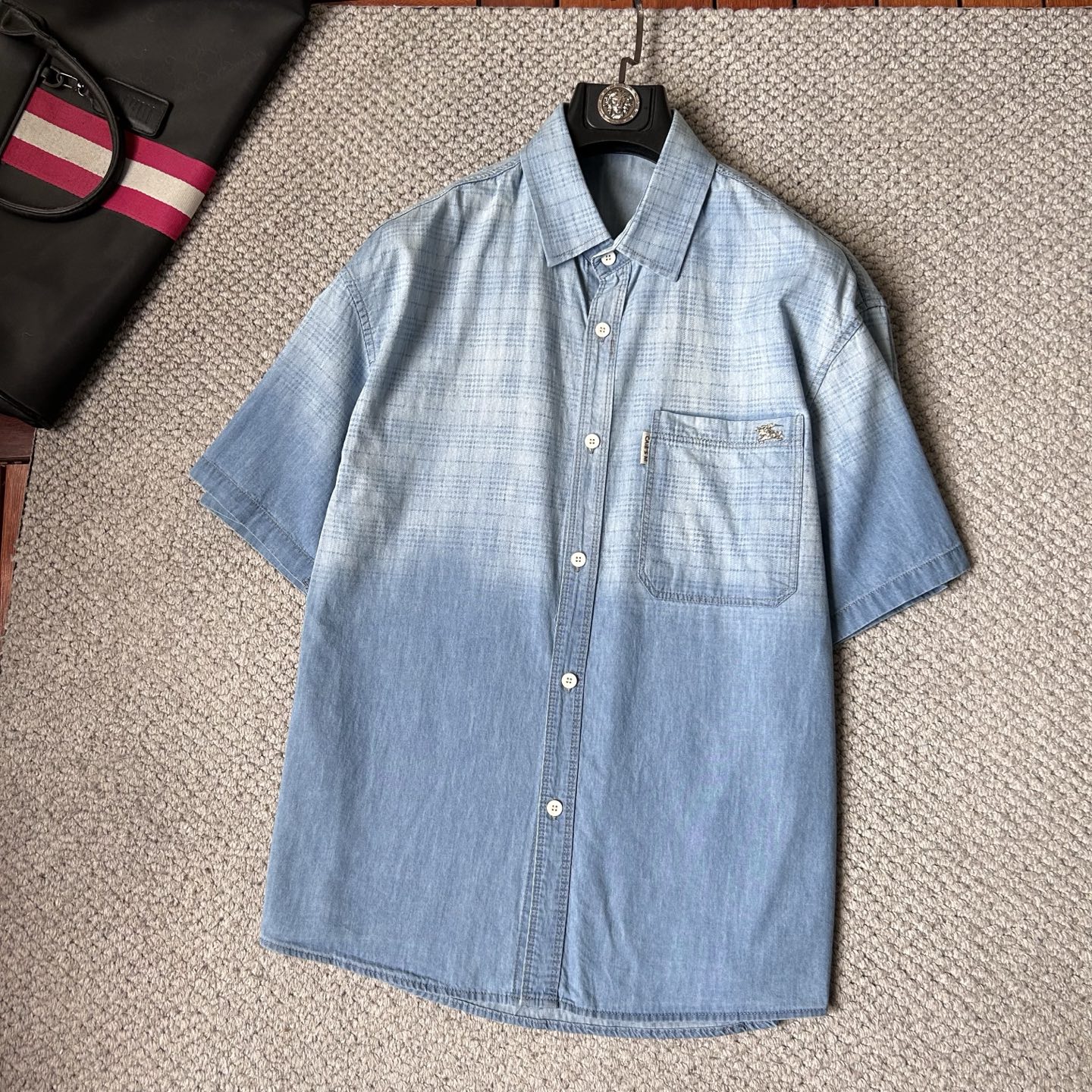 NO:918096,Baba's 2026 spring and summer counter debut CH original fashion casual short-sleeved shirt thin denim classic presbyopic short-sleeved denim short-sleeved shirt. Size M～3XL (110～190 catties can be worn)  26ss is the same model for many celebrities, a short-sleeved denim shirt recommended by Xiaohongshu bloggers, imported denim washed denim fabric, equipped with original presbyopia logo pattern, exquisite and cumbersome craftsmanship, each denim jacket has very strict craftsmanship requirements. The shirt style can be matched with denim fabrics, the style highlights the high-end sense of ready-to-wear, the fabric shows popular fashion elements, and the upper body effect is very good, both in terms of look and feel, it is top-notch!  It can be worn for daily casual wear with a different flavor. The cuff button design has a more urban trendy male atmosphere. It is full of style and has a minimalist design tone. Pair it with a crew neck shirt or turtleneck to easily show the charm of an elegant man. The upper body is a symbol of success for men. People rely on clothes, and elegance depends on clothes!  All series of hardware are supplied to customers, the process is rigorous and elegant, and every detail is unique.,,burberry,jackets & coats,shirts,T-shirts,19860909巴宝‘’2026春夏专柜首发 CH原单时尚休闲短袖衬衫薄款牛仔衣经典老花短袖牛仔短袖衬衫. 尺码M～3XL（110～190斤可穿） 26ss众多明星同款,小红书博主推荐款短袖牛仔衣衬衫,进口丹宁洗水牛仔面料,配置原版老花logo图案,精致繁琐工艺制作,每款牛仔外套对工艺要求都非常苛刻.衬衫风格与牛仔面料搭配,游刃有余,款式突出成衣高级感,面料展现流行时尚元素,上身效果非常好,无论从观感,还是手感,都是顶级！日常休闲都能穿出别样的风味,袖口钮扣设计,更具都市潮男气息,款型十足,极简设计的基调,内搭圆领衫或是高领衫,轻松展现优雅型男魅力,上身男士成功的象征,人靠衣装,贵气靠衣装！全系客供五金,工序严谨考究,每一处细节都是匠心独具.,,burberry,jackets & coats,shirts,T-shirt,,Men's clothing