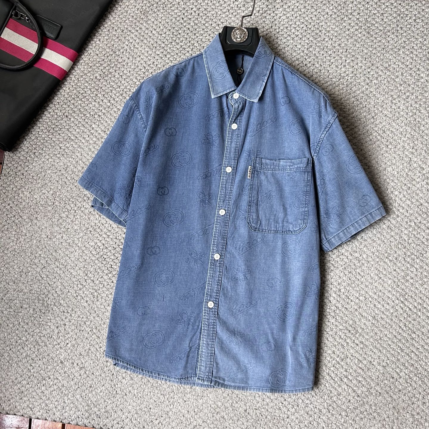 NO:918113,Ancient's 2026 spring and summer counter debut CH original fashion casual short-sleeved shirt thin denim jacket classic presbyopic short-sleeved denim short-sleeved shirt. Size M～3XL (110～190 catties can be worn)  26ss is the same model for many celebrities, a short-sleeved denim shirt recommended by Xiaohongshu bloggers, imported denim washed denim fabric, equipped with original presbyopia logo pattern, exquisite and cumbersome craftsmanship, each denim jacket has very strict craftsmanship requirements. The shirt style can be matched with denim fabrics, the style highlights the high-end sense of ready-to-wear, the fabric shows popular fashion elements, and the upper body effect is very good, both in terms of look and feel, it is top-notch!  It can be worn for daily casual wear with a different flavor. The cuff button design has a more urban trendy male atmosphere. It is full of style and has a minimalist design tone. Pair it with a crew neck shirt or turtleneck to easily show the charm of an elegant man. The upper body is a symbol of success for men. People rely on clothes, and elegance depends on clothes!  All series of hardware are supplied to customers, the process is rigorous and elegant, and every detail is unique.,,jackets & coats,shirts,T-shirts,19860909古‘’2026春夏专柜首发 CH原单时尚休闲短袖衬衫薄款牛仔衣经典老花短袖牛仔短袖衬衫. 尺码M～3XL（110～190斤可穿） 26ss众多明星同款,小红书博主推荐款短袖牛仔衣衬衫,进口丹宁洗水牛仔面料,配置原版老花logo图案,精致繁琐工艺制作,每款牛仔外套对工艺要求都非常苛刻.衬衫风格与牛仔面料搭配,游刃有余,款式突出成衣高级感,面料展现流行时尚元素,上身效果非常好,无论从观感,还是手感,都是顶级！日常休闲都能穿出别样的风味,袖口钮扣设计,更具都市潮男气息,款型十足,极简设计的基调,内搭圆领衫或是高领衫,轻松展现优雅型男魅力,上身男士成功的象征,人靠衣装,贵气靠衣装！全系客供五金,工序严谨考究,每一处细节都是匠心独具.,,jackets & coats,shirts,T-shirt,,Men's clothing