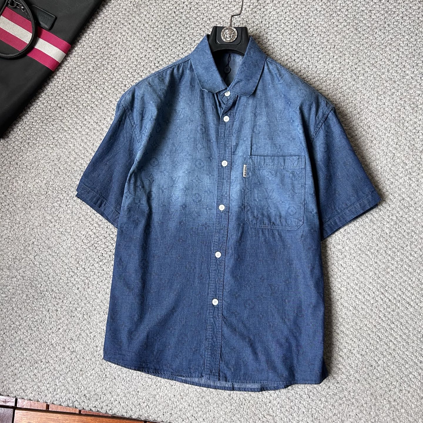 NO:918111,LV2026 spring and summer counter debut CH original fashion casual short-sleeved shirt thin denim jacket classic presbyopic short-sleeved denim short-sleeved shirt. Size M～3XL (110～190 catties can be worn)  26ss is the same model for many celebrities, a short-sleeved denim shirt recommended by Xiaohongshu bloggers, imported denim washed denim fabric, equipped with original presbyopia logo pattern, exquisite and cumbersome craftsmanship, each denim jacket has very strict craftsmanship requirements. The shirt style can be matched with denim fabrics, the style highlights the high-end sense of ready-to-wear, the fabric shows popular fashion elements, and the upper body effect is very good, both in terms of look and feel, it is top-notch!  It can be worn for daily casual wear with a different flavor. The cuff button design has a more urban trendy male atmosphere. It is full of style and has a minimalist design tone. Pair it with a crew neck shirt or turtleneck to easily show the charm of an elegant man. The upper body is a symbol of success for men. People rely on clothes, and elegance depends on clothes!  All series of hardware are supplied to customers, the process is rigorous and elegant, and every detail is unique.,, louis vuitton, jackets & coats, shirts, T-shirt,19860909LV2026春夏专柜首发 CH原单时尚休闲短袖衬衫薄款牛仔衣经典老花短袖牛仔短袖衬衫. 尺码M～3XL（110～190斤可穿） 26ss众多明星同款,小红书博主推荐款短袖牛仔衣衬衫,进口丹宁洗水牛仔面料,配置原版老花logo图案,精致繁琐工艺制作,每款牛仔外套对工艺要求都非常苛刻.衬衫风格与牛仔面料搭配,游刃有余,款式突出成衣高级感,面料展现流行时尚元素,上身效果非常好,无论从观感,还是手感,都是顶级！日常休闲都能穿出别样的风味,袖口钮扣设计,更具都市潮男气息,款型十足,极简设计的基调,内搭圆领衫或是高领衫,轻松展现优雅型男魅力,上身男士成功的象征,人靠衣装,贵气靠衣装！全系客供五金,工序严谨考究,每一处细节都是匠心独具.,,louis vuitton,jackets & coats,shirts,T-shirt,,Men's clothing