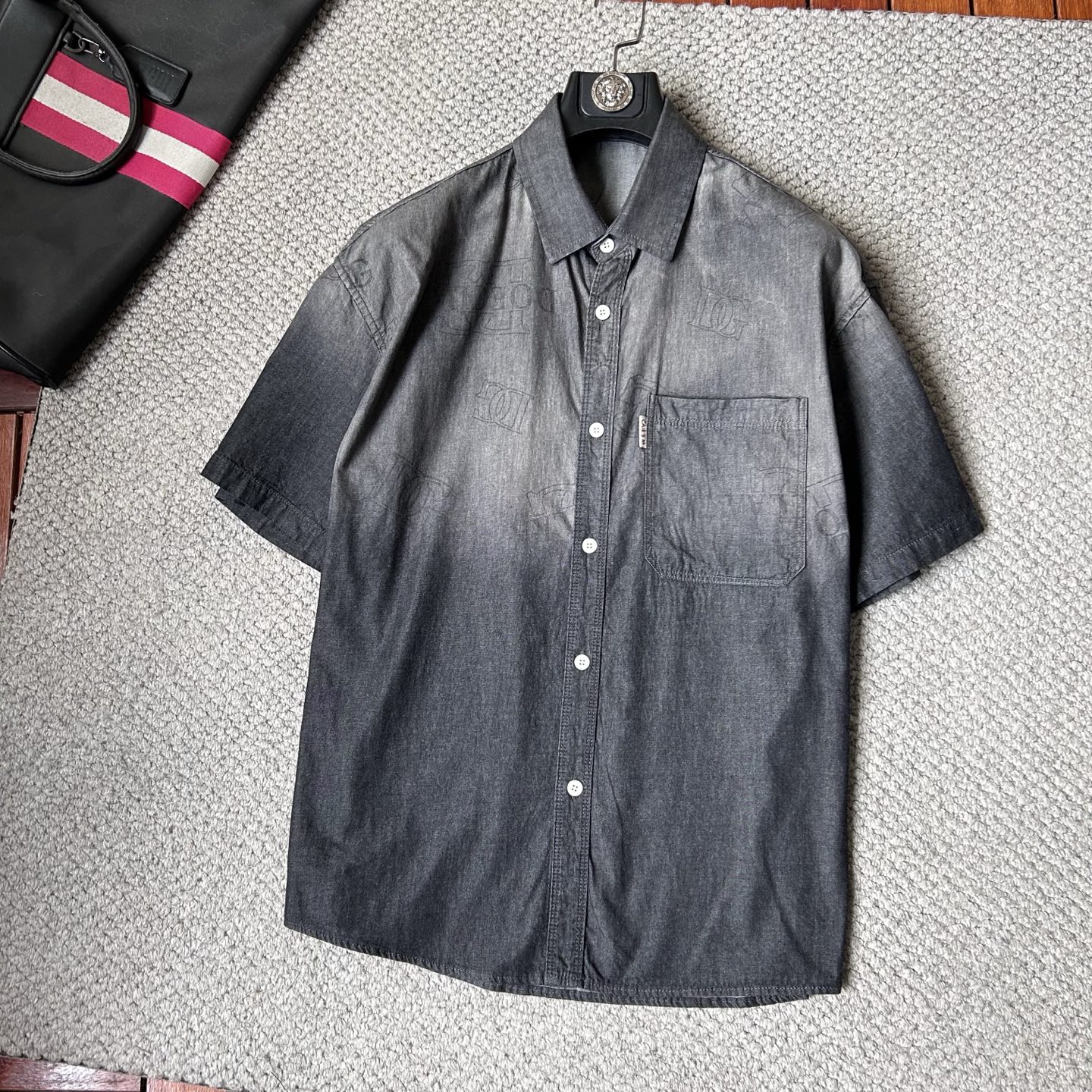 NO:918109,DG2026 spring and summer counter debut CH original fashion casual short-sleeved shirt thin denim classic presbyopic short-sleeved denim short-sleeved shirt. Size M～3XL (110～190 catties can be worn)  26ss is the same model for many celebrities, a short-sleeved denim shirt recommended by Xiaohongshu bloggers, imported denim washed denim fabric, equipped with original presbyopia logo pattern, exquisite and cumbersome craftsmanship, each denim jacket has very strict craftsmanship requirements. The shirt style can be matched with denim fabrics, the style highlights the high-end sense of ready-to-wear, the fabric shows popular fashion elements, and the upper body effect is very good, both in terms of look and feel, it is top-notch!  It can be worn for daily casual wear with a different flavor. The cuff button design has a more urban trendy male atmosphere. It is full of style and has a minimalist design tone. Pair it with a crew neck shirt or turtleneck to easily show the charm of an elegant man. The upper body is a symbol of success for men. People rely on clothes, and elegance depends on clothes!  All series of hardware are supplied to customers, the process is rigorous and elegant, and every detail is unique.,,jackets & coats,shirts,T-shirts,19860909DG2026春夏专柜首发 CH原单时尚休闲短袖衬衫薄款牛仔衣经典老花短袖牛仔短袖衬衫. 尺码M～3XL（110～190斤可穿） 26ss众多明星同款,小红书博主推荐款短袖牛仔衣衬衫,进口丹宁洗水牛仔面料,配置原版老花logo图案,精致繁琐工艺制作,每款牛仔外套对工艺要求都非常苛刻.衬衫风格与牛仔面料搭配,游刃有余,款式突出成衣高级感,面料展现流行时尚元素,上身效果非常好,无论从观感,还是手感,都是顶级！日常休闲都能穿出别样的风味,袖口钮扣设计,更具都市潮男气息,款型十足,极简设计的基调,内搭圆领衫或是高领衫,轻松展现优雅型男魅力,上身男士成功的象征,人靠衣装,贵气靠衣装！全系客供五金,工序严谨考究,每一处细节都是匠心独具.,,jackets & coats,shirts,T-shirt,,Men's clothing