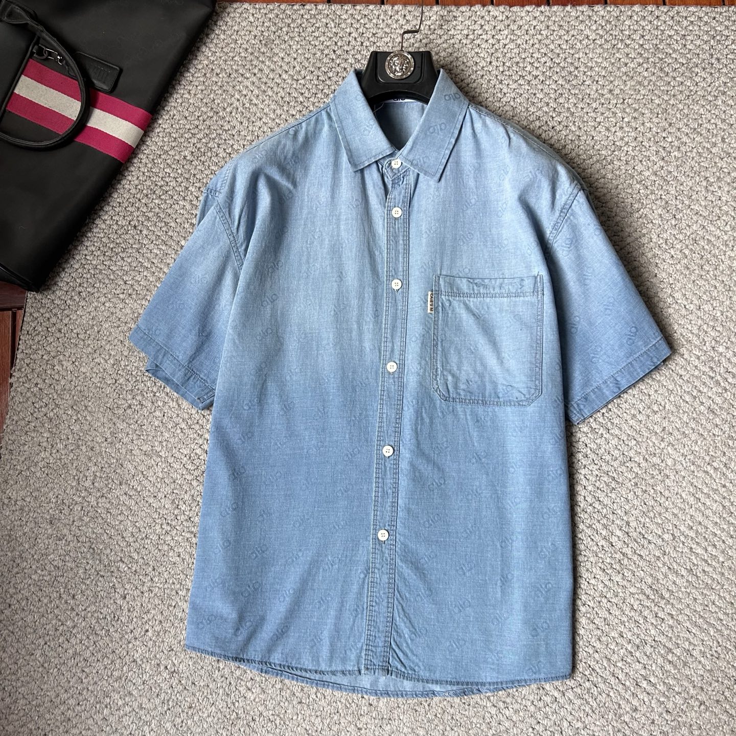 NO:918107,alo2026 spring and summer counter debut CH original fashion casual short-sleeved shirt thin denim classic presbyopic short-sleeved denim short-sleeved shirt. Size M～3XL (110～190 catties can be worn)  26ss is the same model for many celebrities, a short-sleeved denim shirt recommended by Xiaohongshu bloggers, imported denim washed denim fabric, equipped with original presbyopia logo pattern, exquisite and cumbersome craftsmanship, each denim jacket has very strict craftsmanship requirements. The shirt style can be matched with denim fabrics, the style highlights the high-end sense of ready-to-wear, the fabric shows popular fashion elements, and the upper body effect is very good, both in terms of look and feel, it is top-notch!  It can be worn for daily casual wear with a different flavor. The cuff button design has a more urban trendy male atmosphere. It is full of style and has a minimalist design tone. Pair it with a crew neck shirt or turtleneck to easily show the charm of an elegant man. The upper body is a symbol of success for men. People rely on clothes, and elegance depends on clothes!  All series of hardware are supplied to customers, the process is rigorous and elegant, and every detail is unique.,,jackets & coats,shirts,T-shirts,19860909alo2026春夏专柜首发 CH原单时尚休闲短袖衬衫薄款牛仔衣经典老花短袖牛仔短袖衬衫. 尺码M～3XL（110～190斤可穿） 26ss众多明星同款,小红书博主推荐款短袖牛仔衣衬衫,进口丹宁洗水牛仔面料,配置原版老花logo图案,精致繁琐工艺制作,每款牛仔外套对工艺要求都非常苛刻.衬衫风格与牛仔面料搭配,游刃有余,款式突出成衣高级感,面料展现流行时尚元素,上身效果非常好,无论从观感,还是手感,都是顶级！日常休闲都能穿出别样的风味,袖口钮扣设计,更具都市潮男气息,款型十足,极简设计的基调,内搭圆领衫或是高领衫,轻松展现优雅型男魅力,上身男士成功的象征,人靠衣装,贵气靠衣装！全系客供五金,工序严谨考究,每一处细节都是匠心独具.,,jackets & coats,shirts,T-shirt,,Men's clothing