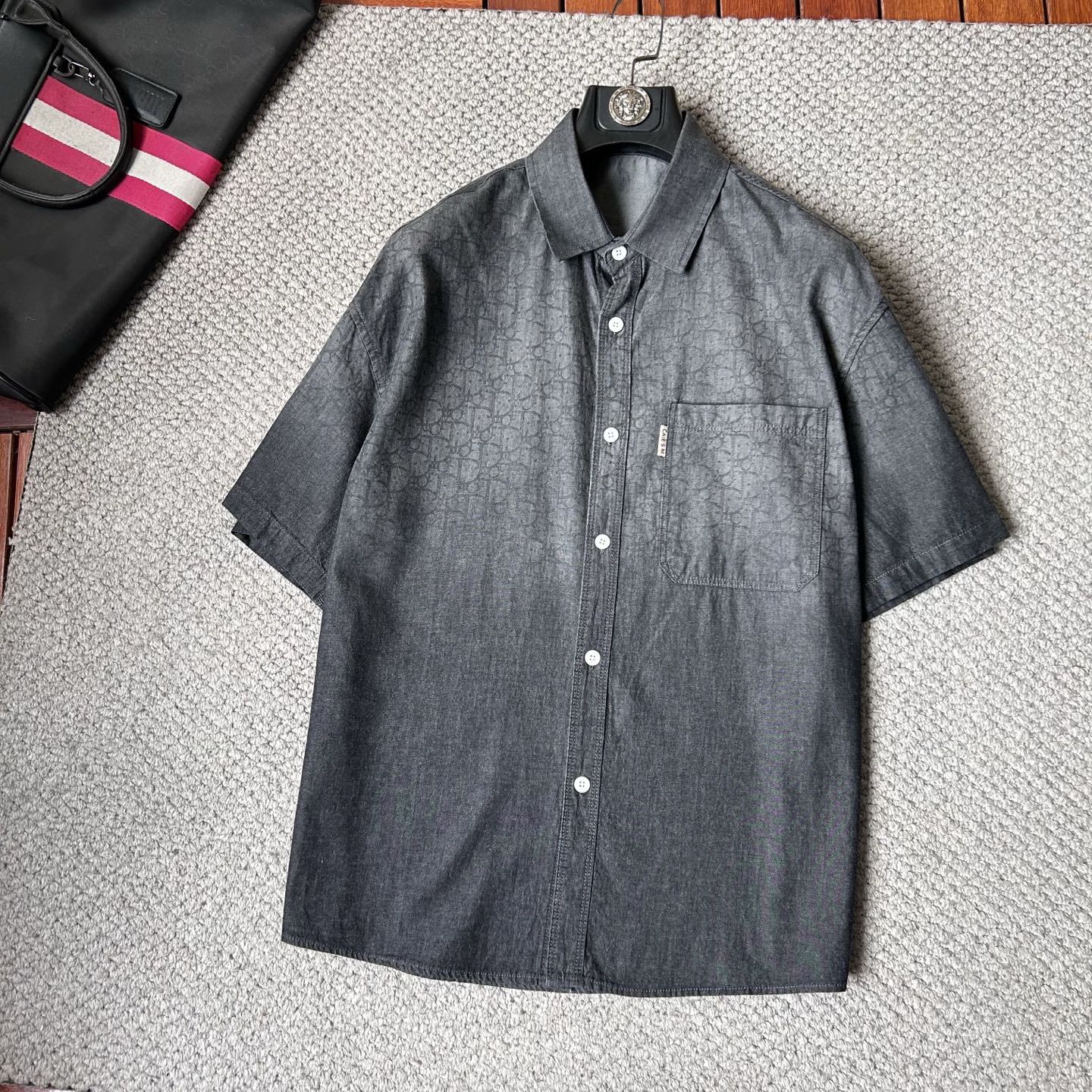 NO:918105,dr 2026 spring and summer counter debut CH original fashion casual short-sleeved shirt thin denim jacket classic presbyopic short-sleeved denim short-sleeved shirt. Size M～3XL (110～190 catties can be worn)  26ss is the same model for many celebrities, a short-sleeved denim shirt recommended by Xiaohongshu bloggers, imported denim washed denim fabric, equipped with original presbyopia logo pattern, exquisite and cumbersome craftsmanship, each denim jacket has very strict craftsmanship requirements. The shirt style can be matched with denim fabrics, the style highlights the high-end sense of ready-to-wear, the fabric shows popular fashion elements, and the upper body effect is very good, both in terms of look and feel, it is top-notch!  It can be worn for daily casual wear with a different flavor. The cuff button design has a more urban trendy male atmosphere. It is full of style and has a minimalist design tone. Pair it with a crew neck shirt or turtleneck to easily show the charm of an elegant man. The upper body is a symbol of success for men. People rely on clothes, and elegance depends on clothes!  All series of hardware are supplied to customers, the process is rigorous and elegant, and every detail is unique.,,jackets & coats,shirts,T-shirts,19860909dr 2026春夏专柜首发 CH原单时尚休闲短袖衬衫薄款牛仔衣经典老花短袖牛仔短袖衬衫. 尺码M～3XL（110～190斤可穿） 26ss众多明星同款,小红书博主推荐款短袖牛仔衣衬衫,进口丹宁洗水牛仔面料,配置原版老花logo图案,精致繁琐工艺制作,每款牛仔外套对工艺要求都非常苛刻.衬衫风格与牛仔面料搭配,游刃有余,款式突出成衣高级感,面料展现流行时尚元素,上身效果非常好,无论从观感,还是手感,都是顶级！日常休闲都能穿出别样的风味,袖口钮扣设计,更具都市潮男气息,款型十足,极简设计的基调,内搭圆领衫或是高领衫,轻松展现优雅型男魅力,上身男士成功的象征,人靠衣装,贵气靠衣装！全系客供五金,工序严谨考究,每一处细节都是匠心独具.,,jackets & coats,shirts,T-shirt,,Men's clothing