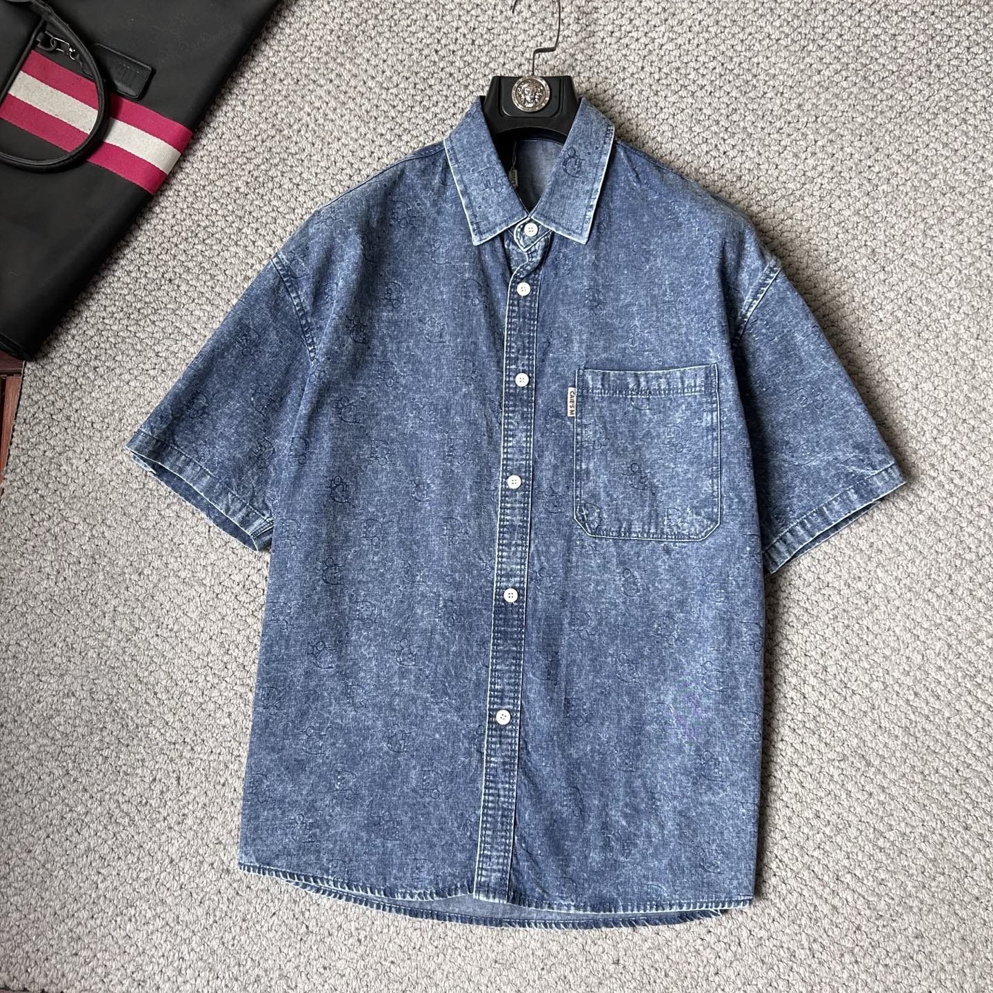 NO:918103,dr2026 spring and summer counter debut CH original fashion casual short-sleeved shirt thin denim classic presbyopic short-sleeved denim short-sleeved shirt. Size M～3XL (110～190 catties can be worn)  26ss is the same model for many celebrities, a short-sleeved denim shirt recommended by Xiaohongshu bloggers, imported denim washed denim fabric, equipped with original presbyopia logo pattern, exquisite and cumbersome craftsmanship, each denim jacket has very strict craftsmanship requirements. The shirt style can be matched with denim fabrics, the style highlights the high-end sense of ready-to-wear, the fabric shows popular fashion elements, and the upper body effect is very good, both in terms of look and feel, it is top-notch!  It can be worn for daily casual wear with a different flavor. The cuff button design has a more urban trendy male atmosphere. It is full of style and has a minimalist design tone. Pair it with a crew neck shirt or turtleneck to easily show the charm of an elegant man. The upper body is a symbol of success for men. People rely on clothes, and elegance depends on clothes!  All series of hardware are supplied to customers, the process is rigorous and elegant, and every detail is unique.,,jackets & coats,shirts,T-shirts,19860909dr2026春夏专柜首发 CH原单时尚休闲短袖衬衫薄款牛仔衣经典老花短袖牛仔短袖衬衫. 尺码M～3XL（110～190斤可穿） 26ss众多明星同款,小红书博主推荐款短袖牛仔衣衬衫,进口丹宁洗水牛仔面料,配置原版老花logo图案,精致繁琐工艺制作,每款牛仔外套对工艺要求都非常苛刻.衬衫风格与牛仔面料搭配,游刃有余,款式突出成衣高级感,面料展现流行时尚元素,上身效果非常好,无论从观感,还是手感,都是顶级！日常休闲都能穿出别样的风味,袖口钮扣设计,更具都市潮男气息,款型十足,极简设计的基调,内搭圆领衫或是高领衫,轻松展现优雅型男魅力,上身男士成功的象征,人靠衣装,贵气靠衣装！全系客供五金,工序严谨考究,每一处细节都是匠心独具.,,jackets & coats,shirts,T-shirt,,Men's clothing