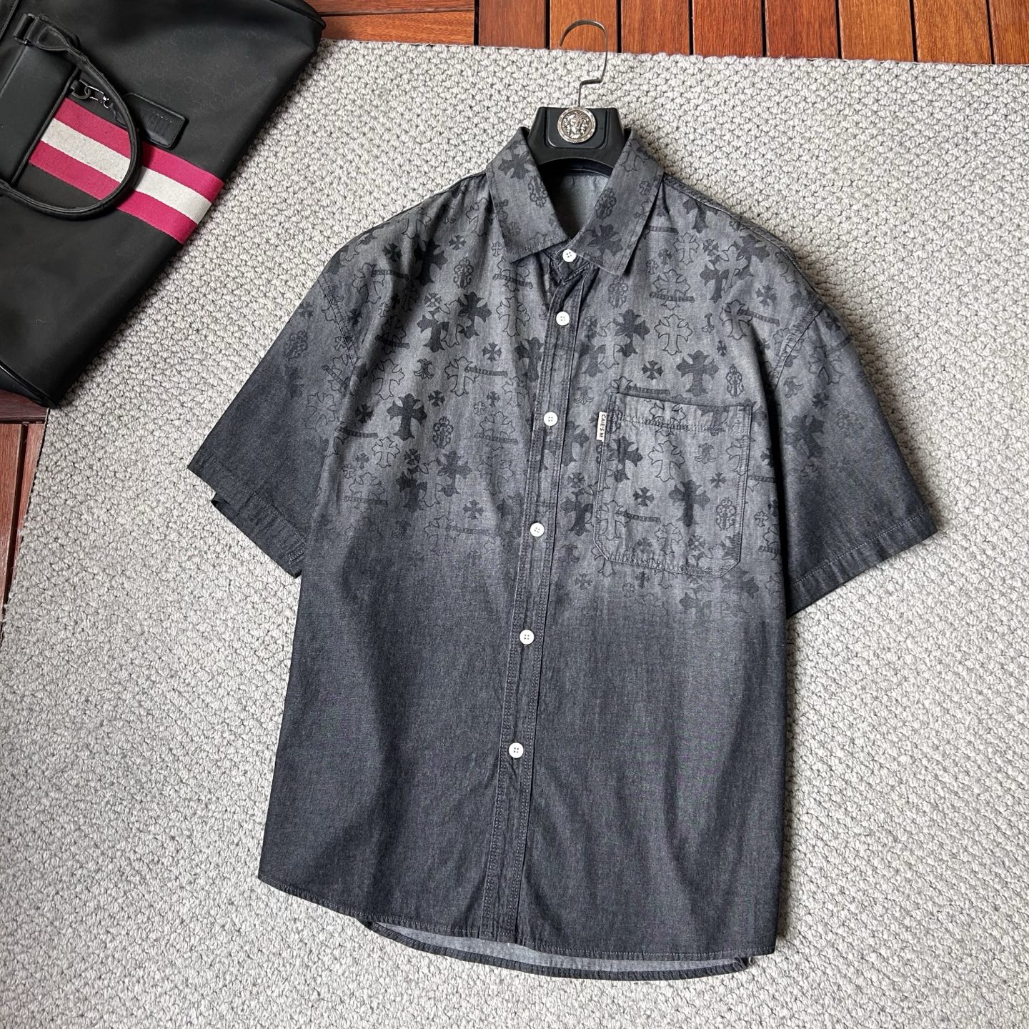 NO:918101,CH/Croxin 2026 spring and summer counter debut CH original fashion casual short-sleeved shirt thin denim classic presbyopic short-sleeved denim short-sleeved shirt. Size M～3XL (110～190 catties can be worn)  26ss is the same model for many celebrities, a short-sleeved denim shirt recommended by Xiaohongshu bloggers, imported denim washed denim fabric, equipped with original presbyopia logo pattern, exquisite and cumbersome craftsmanship, each denim jacket has very strict craftsmanship requirements. The shirt style can be matched with denim fabrics, the style highlights the high-end sense of ready-to-wear, the fabric shows popular fashion elements, and the upper body effect is very good, both in terms of look and feel, it is top-notch!  It can be worn for daily casual wear with a different flavor. The cuff button design has a more urban trendy male atmosphere. It is full of style and has a minimalist design tone. Pair it with a crew neck shirt or turtleneck to easily show the charm of an elegant man. The upper body is a symbol of success for men. People rely on clothes, and elegance depends on clothes!  All series of hardware are supplied to customers, the process is rigorous and elegant, and every detail is unique.,, chrome hearts, jackets & coats, shirts, T-shirts,19860909CH/克罗心 2026春夏专柜首发 CH原单时尚休闲短袖衬衫薄款牛仔衣经典老花短袖牛仔短袖衬衫. 尺码M～3XL（110～190斤可穿） 26ss众多明星同款,小红书博主推荐款短袖牛仔衣衬衫,进口丹宁洗水牛仔面料,配置原版老花logo图案,精致繁琐工艺制作,每款牛仔外套对工艺要求都非常苛刻.衬衫风格与牛仔面料搭配,游刃有余,款式突出成衣高级感,面料展现流行时尚元素,上身效果非常好,无论从观感,还是手感,都是顶级！日常休闲都能穿出别样的风味,袖口钮扣设计,更具都市潮男气息,款型十足,极简设计的基调,内搭圆领衫或是高领衫,轻松展现优雅型男魅力,上身男士成功的象征,人靠衣装,贵气靠衣装！全系客供五金,工序严谨考究,每一处细节都是匠心独具.,,chrome hearts,jackets & coats,shirts,T-shirt,,Men's clothing
