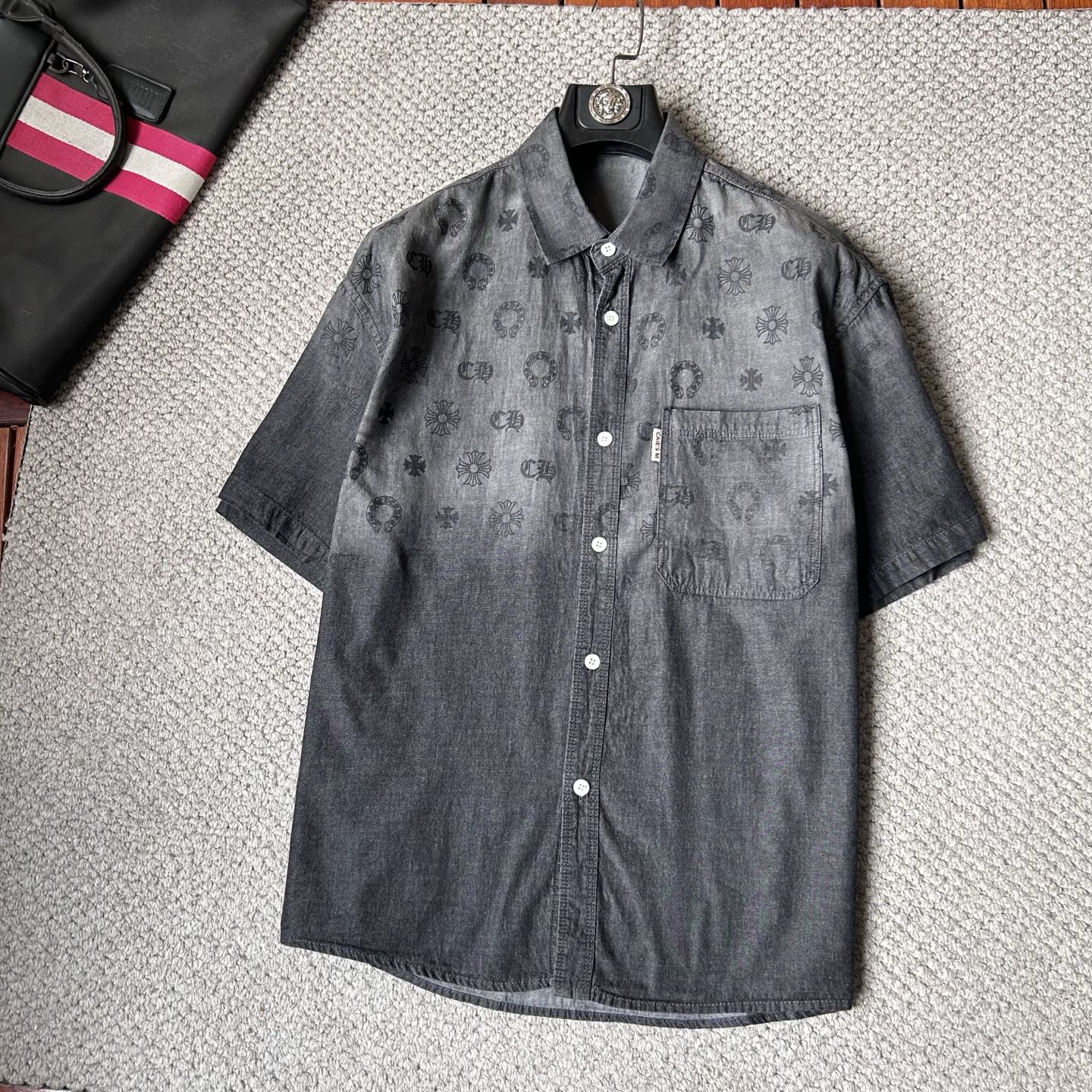 NO:957527,CH/Croxin 2026 spring and summer counter debut CH original fashion casual short-sleeved shirt thin denim classic presbyopic short-sleeved denim short-sleeved shirt. Size M～3XL (110～190 catties can be worn)  26ss is the same model for many celebrities, a short-sleeved denim shirt recommended by Xiaohongshu bloggers, imported denim washed denim fabric, equipped with original presbyopia logo pattern, exquisite and cumbersome craftsmanship, each denim jacket has very demanding craftsmanship requirements. The shirt style can be matched with denim fabrics, the style highlights the high-end sense of ready-to-wear, the fabric shows popular fashion elements, and the upper body effect is very good, both in terms of look and feel, it is top-notch!  It can be worn for daily casual wear with a different flavor. The cuff button design has a more urban trendy male atmosphere. It is full of style and has a minimalist design tone. Pair it with a crew neck shirt or a turtleneck shirt to easily show the charm of an elegant man. The upper body is a symbol of success for men. People rely on clothes, and elegance depends on clothes!  All series of hardware are supplied to customers, the process is rigorous and elegant, and every detail is unique.,, chrome hearts, jackets & coats, shirts, T-shirts,19860909CH/克罗心 2026春夏专柜首发 CH原单时尚休闲短袖衬衫薄款牛仔衣经典老花短袖牛仔短袖衬衫. 尺码M～3XL（110～190斤可穿） 26ss众多明星同款,小红书博主推荐款短袖牛仔衣衬衫,进口丹宁洗水牛仔面料,配置原版老花logo图案,精致繁琐工艺制作,每款牛仔外套对工艺要求都非常苛刻.衬衫风格与牛仔面料搭配,游刃有余,款式突出成衣高级感,面料展现流行时尚元素,上身效果非常好,无论从观感,还是手感,都是顶级！日常休闲都能穿出别样的风味,袖口钮扣设计,更具都市潮男气息,款型十足,极简设计的基调,内搭圆领衫或是高领衫,轻松展现优雅型男魅力,上身男士成功的象征,人靠衣装,贵气靠衣装！全系客供五金,工序严谨考究,每一处细节都是匠心独具.,,chrome hearts,jackets & coats,shirts,T-shirt,,Men's clothing