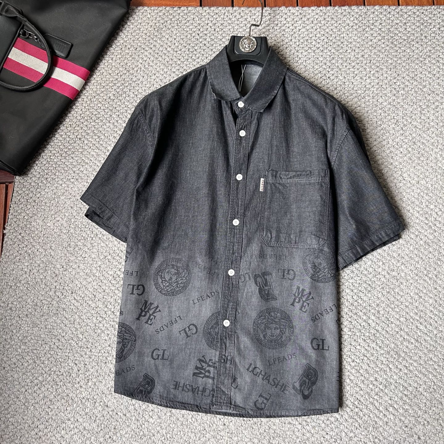 NO:918099,Versi 2026 spring and summer counter debut CH original fashion casual short-sleeved shirt thin denim jacket classic presbyopic short-sleeved denim short-sleeved shirt. Size M～3XL (110～190 catties can be worn)  26ss is the same model for many celebrities, a short-sleeved denim shirt recommended by Xiaohongshu bloggers, imported denim washed denim fabric, equipped with original presbyopia logo pattern, exquisite and cumbersome craftsmanship, each denim jacket has very strict craftsmanship requirements. The shirt style can be matched with denim fabrics, the style highlights the high-end sense of ready-to-wear, the fabric shows popular fashion elements, and the upper body effect is very good, both in terms of look and feel, it is top-notch!  It can be worn for daily casual wear with a different flavor. The cuff button design has a more urban trendy male atmosphere. It is full of style and has a minimalist design tone. Pair it with a crew neck shirt or turtleneck to easily show the charm of an elegant man. The upper body is a symbol of success for men. People rely on clothes, and elegance depends on clothes!  All series of hardware are supplied to customers, the process is rigorous and elegant, and every detail is unique.,,versace,jackets & coats,shirts,T-shirts,19860909范思2026春夏专柜首发 CH原单时尚休闲短袖衬衫薄款牛仔衣经典老花短袖牛仔短袖衬衫. 尺码M～3XL（110～190斤可穿） 26ss众多明星同款,小红书博主推荐款短袖牛仔衣衬衫,进口丹宁洗水牛仔面料,配置原版老花logo图案,精致繁琐工艺制作,每款牛仔外套对工艺要求都非常苛刻.衬衫风格与牛仔面料搭配,游刃有余,款式突出成衣高级感,面料展现流行时尚元素,上身效果非常好,无论从观感,还是手感,都是顶级！日常休闲都能穿出别样的风味,袖口钮扣设计,更具都市潮男气息,款型十足,极简设计的基调,内搭圆领衫或是高领衫,轻松展现优雅型男魅力,上身男士成功的象征,人靠衣装,贵气靠衣装！全系客供五金,工序严谨考究,每一处细节都是匠心独具.,,versace,jackets & coats,shirts,T-shirt,,Men's clothing