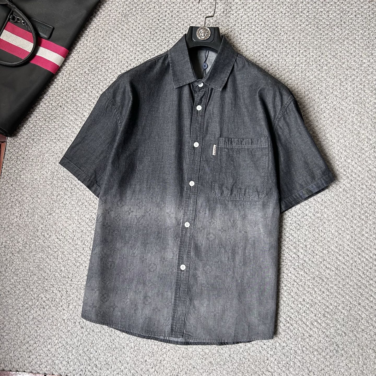 NO:918097,LV2026 spring and summer counter debut CH original fashion casual short-sleeved shirt thin denim jacket classic presbyopic short-sleeved denim short-sleeved shirt. Size M～3XL (110～190 catties can be worn)  26ss is the same model for many celebrities, a short-sleeved denim shirt recommended by Xiaohongshu bloggers, imported denim washed denim fabric, equipped with original presbyopia logo pattern, exquisite and cumbersome craftsmanship, each denim jacket has very strict craftsmanship requirements. The shirt style can be matched with denim fabrics, the style highlights the high-end sense of ready-to-wear, the fabric shows popular fashion elements, and the upper body effect is very good, both in terms of look and feel, it is top-notch!  It can be worn for daily casual wear with a different flavor. The cuff button design has a more urban trendy male atmosphere. It is full of style and has a minimalist design tone. Pair it with a crew neck shirt or turtleneck to easily show the charm of an elegant man. The upper body is a symbol of success for men. People rely on clothes, and elegance depends on clothes!  All series of hardware are supplied to customers, the process is rigorous and elegant, and every detail is unique.,, louis vuitton, jackets & coats, shirts, T-shirt,19860909LV2026春夏专柜首发 CH原单时尚休闲短袖衬衫薄款牛仔衣经典老花短袖牛仔短袖衬衫. 尺码M～3XL（110～190斤可穿） 26ss众多明星同款,小红书博主推荐款短袖牛仔衣衬衫,进口丹宁洗水牛仔面料,配置原版老花logo图案,精致繁琐工艺制作,每款牛仔外套对工艺要求都非常苛刻.衬衫风格与牛仔面料搭配,游刃有余,款式突出成衣高级感,面料展现流行时尚元素,上身效果非常好,无论从观感,还是手感,都是顶级！日常休闲都能穿出别样的风味,袖口钮扣设计,更具都市潮男气息,款型十足,极简设计的基调,内搭圆领衫或是高领衫,轻松展现优雅型男魅力,上身男士成功的象征,人靠衣装,贵气靠衣装！全系客供五金,工序严谨考究,每一处细节都是匠心独具.,,louis vuitton,jackets & coats,shirts,T-shirt,,Men's clothing