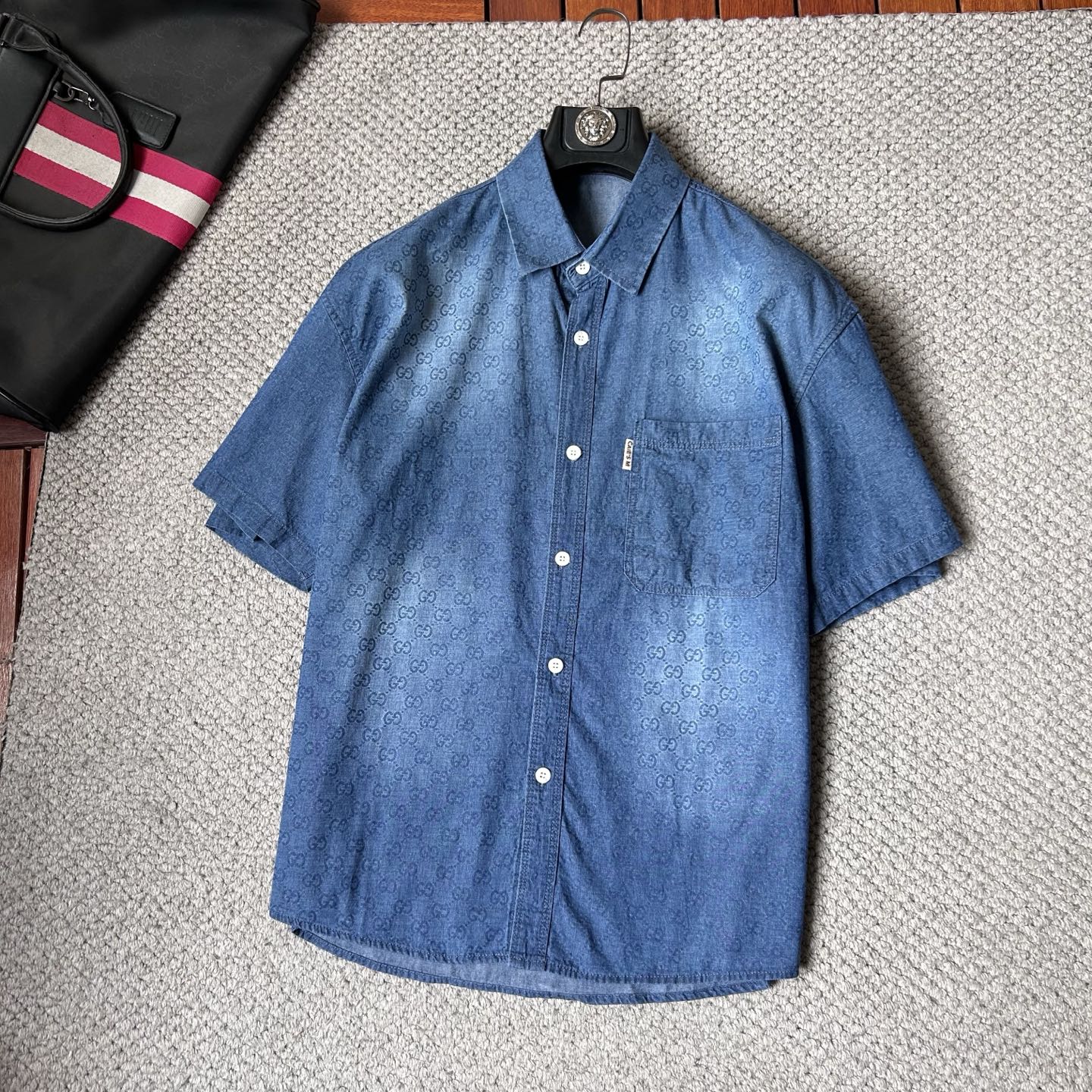 NO:918095,Gucci 2026 spring and summer counter debut CH original fashion casual short-sleeved shirt thin denim classic presbyopic short-sleeved denim short-sleeved shirt. Size M～3XL (110～190 catties can be worn)  26ss is the same model for many celebrities, a short-sleeved denim shirt recommended by Xiaohongshu bloggers, imported denim washed denim fabric, equipped with original presbyopia logo pattern, exquisite and cumbersome craftsmanship, each denim jacket has very strict craftsmanship requirements. The shirt style can be matched with denim fabrics, the style highlights the high-end sense of ready-to-wear, the fabric shows popular fashion elements, and the upper body effect is very good, both in terms of look and feel, it is top-notch!  It can be worn for daily casual wear with a different flavor. The cuff button design has a more urban trendy male atmosphere. It is full of style and has a minimalist design tone. Pair it with a crew neck shirt or turtleneck to easily show the charm of an elegant man. The upper body is a symbol of success for men. People rely on clothes, and elegance depends on clothes!  All series of hardware are supplied to customers, the process is rigorous and elegant, and every detail is unique.,,jackets & coats,shirts,T-shirts,19860909古奇 2026春夏专柜首发 CH原单时尚休闲短袖衬衫薄款牛仔衣经典老花短袖牛仔短袖衬衫. 尺码M～3XL（110～190斤可穿） 26ss众多明星同款,小红书博主推荐款短袖牛仔衣衬衫,进口丹宁洗水牛仔面料,配置原版老花logo图案,精致繁琐工艺制作,每款牛仔外套对工艺要求都非常苛刻.衬衫风格与牛仔面料搭配,游刃有余,款式突出成衣高级感,面料展现流行时尚元素,上身效果非常好,无论从观感,还是手感,都是顶级！日常休闲都能穿出别样的风味,袖口钮扣设计,更具都市潮男气息,款型十足,极简设计的基调,内搭圆领衫或是高领衫,轻松展现优雅型男魅力,上身男士成功的象征,人靠衣装,贵气靠衣装！全系客供五金,工序严谨考究,每一处细节都是匠心独具.,,jackets & coats,shirts,T-shirt,,Men's clothing