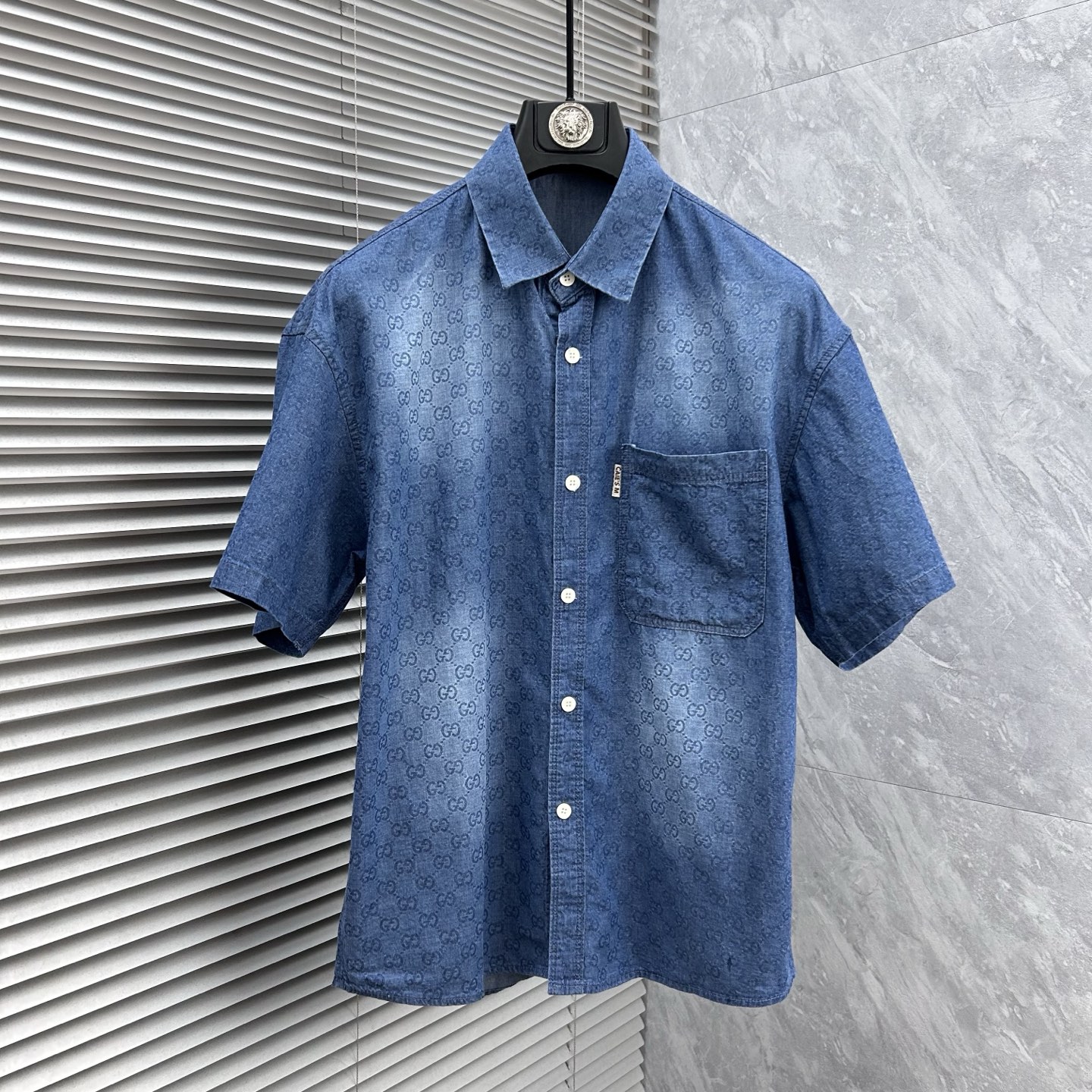 NO:925667,Gucci 2026 spring and summer counter debut CH original fashion casual short-sleeved shirt thin denim classic presbyopic short-sleeved denim short-sleeved shirt. Size M～3XL (110～190 catties can be worn)  26ss is the same model for many celebrities, a short-sleeved denim shirt recommended by Xiaohongshu bloggers, imported denim washed denim fabric, equipped with original presbyopia logo pattern, exquisite and cumbersome craftsmanship, each denim jacket has very strict craftsmanship requirements. The shirt style can be matched with denim fabrics, the style highlights the high-end sense of ready-to-wear, the fabric shows popular fashion elements, and the upper body effect is very good, both in terms of look and feel, it is top-notch!  It can be worn for daily casual wear with a different flavor. The cuff button design has a more urban trendy male atmosphere. It is full of style and has a minimalist design tone. Pair it with a crew neck shirt or turtleneck to easily show the charm of an elegant man. The upper body is a symbol of success for men. People rely on clothes, and elegance depends on clothes!  All series of hardware are supplied to customers, the process is rigorous and elegant, and every detail is unique.,,jackets & coats,shirts,T-shirts,19860909古奇 2026春夏专柜首发 CH原单时尚休闲短袖衬衫薄款牛仔衣经典老花短袖牛仔短袖衬衫. 尺码M～3XL（110～190斤可穿） 26ss众多明星同款,小红书博主推荐款短袖牛仔衣衬衫,进口丹宁洗水牛仔面料,配置原版老花logo图案,精致繁琐工艺制作,每款牛仔外套对工艺要求都非常苛刻.衬衫风格与牛仔面料搭配,游刃有余,款式突出成衣高级感,面料展现流行时尚元素,上身效果非常好,无论从观感,还是手感,都是顶级！日常休闲都能穿出别样的风味,袖口钮扣设计,更具都市潮男气息,款型十足,极简设计的基调,内搭圆领衫或是高领衫,轻松展现优雅型男魅力,上身男士成功的象征,人靠衣装,贵气靠衣装！全系客供五金,工序严谨考究,每一处细节都是匠心独具.,,jackets & coats,shirts,T-shirt,,Men's clothing