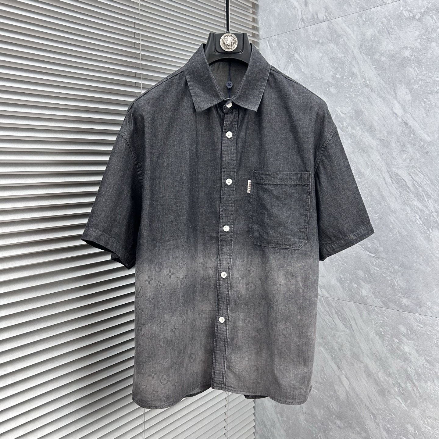 NO:925675,LV 2026 spring and summer counter debut CH original fashion casual short-sleeved shirt thin denim jacket classic presbyopic short-sleeved denim short-sleeved shirt. Size M～3XL (110～190 catties can be worn)  26ss is the same model for many celebrities, a short-sleeved denim shirt recommended by Xiaohongshu bloggers, imported denim washed denim fabric, equipped with original presbyopia logo pattern, exquisite and cumbersome craftsmanship, each denim jacket has very strict craftsmanship requirements. The shirt style can be matched with denim fabrics, the style highlights the high-end sense of ready-to-wear, the fabric shows popular fashion elements, and the upper body effect is very good, both in terms of look and feel, it is top-notch!  It can be worn for daily casual wear with a different flavor. The cuff button design has a more urban trendy male atmosphere. It is full of style and has a minimalist design tone. Pair it with a crew neck shirt or turtleneck to easily show the charm of an elegant man. The upper body is a symbol of success for men. People rely on clothes, and elegance depends on clothes!  All series of hardware are supplied to customers, the process is rigorous and elegant, and every detail is unique.,, louis vuitton, jackets & coats, shirts, T-shirt,19860909LV 2026春夏专柜首发 CH原单时尚休闲短袖衬衫薄款牛仔衣经典老花短袖牛仔短袖衬衫. 尺码M～3XL（110～190斤可穿） 26ss众多明星同款,小红书博主推荐款短袖牛仔衣衬衫,进口丹宁洗水牛仔面料,配置原版老花logo图案,精致繁琐工艺制作,每款牛仔外套对工艺要求都非常苛刻.衬衫风格与牛仔面料搭配,游刃有余,款式突出成衣高级感,面料展现流行时尚元素,上身效果非常好,无论从观感,还是手感,都是顶级！日常休闲都能穿出别样的风味,袖口钮扣设计,更具都市潮男气息,款型十足,极简设计的基调,内搭圆领衫或是高领衫,轻松展现优雅型男魅力,上身男士成功的象征,人靠衣装,贵气靠衣装！全系客供五金,工序严谨考究,每一处细节都是匠心独具.,,louis vuitton,jackets & coats,shirts,T-shirt,,Men's clothing