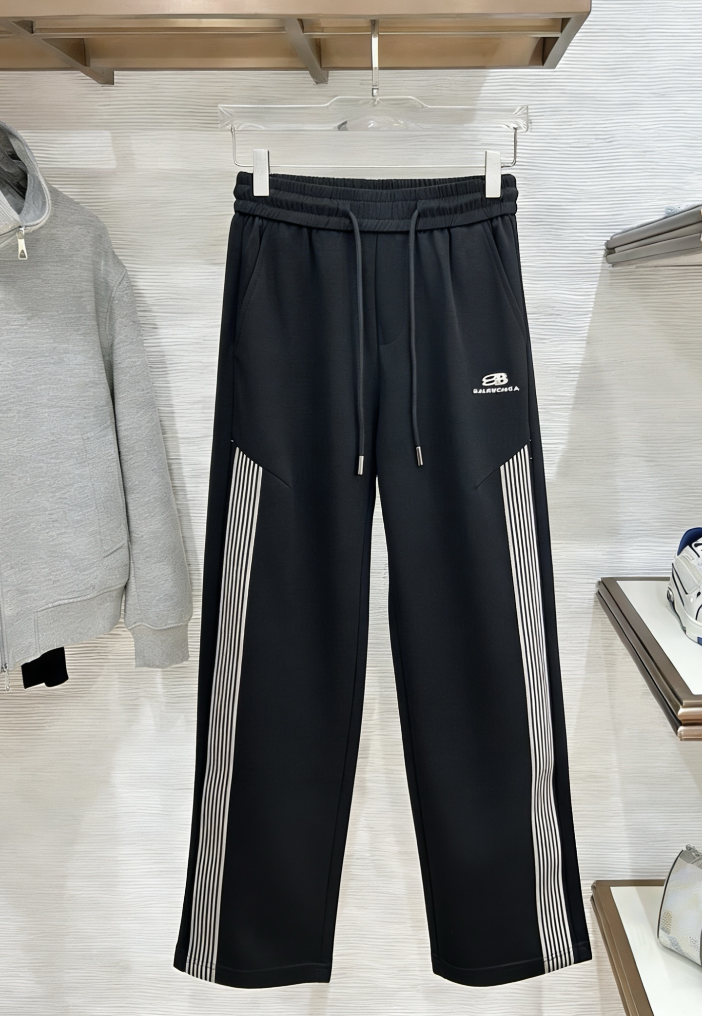 NO:918114,Paris 2026 ss spring and summer counter new products are on the market simultaneously. High-quality fashionable casual pants made from original orders. Super versatile. Exclusively customized-imported high-end cotton fabrics, with a delicate and soft feel, comfortable close-fitting, and a super stylish upper body! The latest hardware accessories from the original custom shop. Super beautiful shape, long upper body and slender legs. The lining and wiring are impeccable. It can be attended to any occasion. Once again, the fabric is very, very classy! Size M-4XL,,19860909巴黎 2026ss春夏专柜新品同步上市.原单订制高品质时尚休闲裤.超级百搭款.独家定制-进口高端绵面料,手感细腻柔软,贴身舒适,上身超有型！原版定制专柜最新五金辅料.超靓版型、上身显腿修长,內里,走线都无可挑剔,任何场合都可出席,再次强调面料非常非常显档次！码数M-4XL,,,Men's clothing