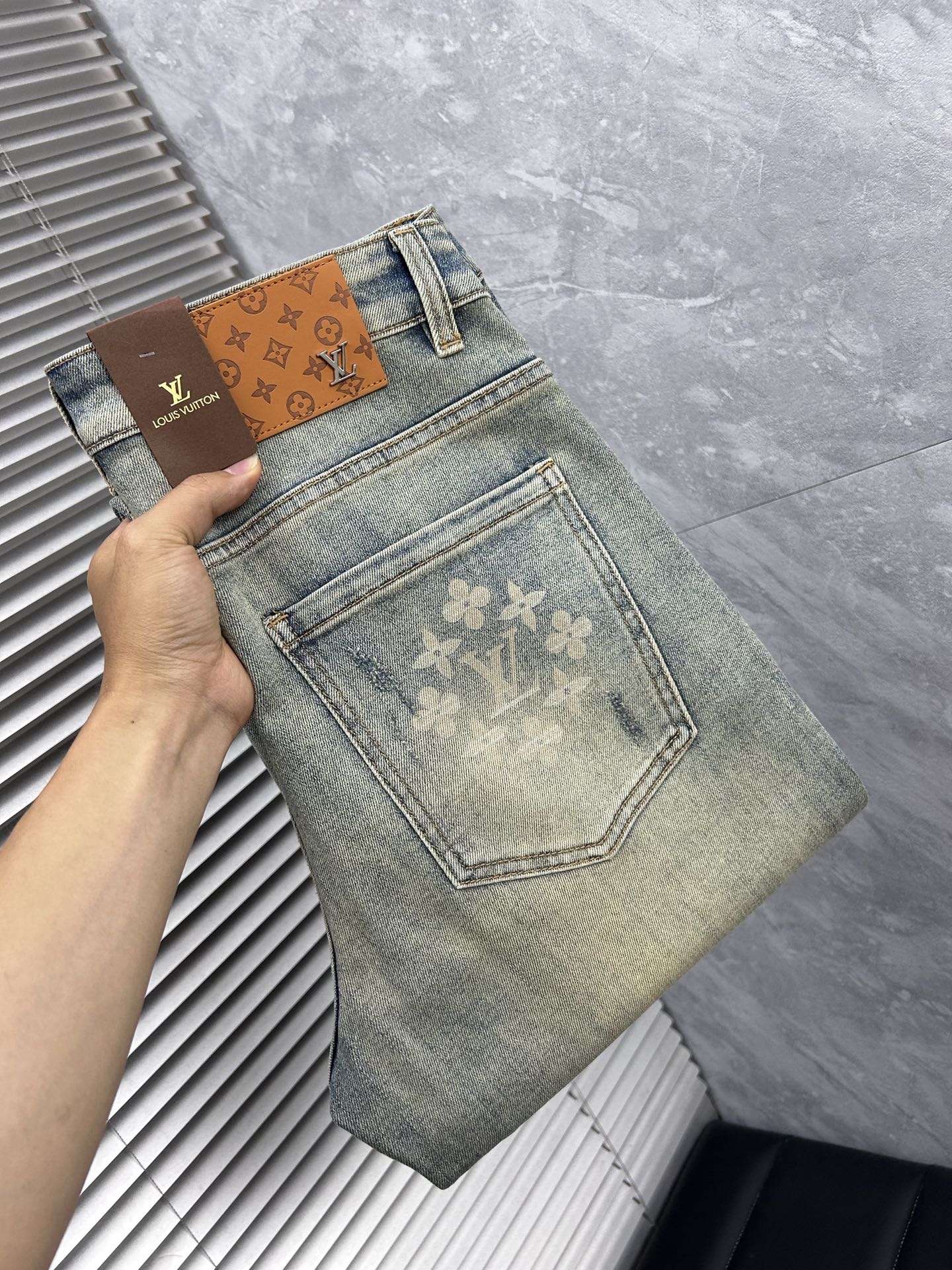 NO:906108,LV Louis 2026 new men's jeans have good fabric elasticity. Exclusively available on the official website. Fashionable and elegant. Heavy craftsmanship design. Using original color yeast washing process. Selected imported heavy denim denim fabrics. Equipped with counter hardware decoration. Genuine leather label. Exquisite stitching. Big brand style. Worth having. Size 28-38, shipped next day,,louis vuitton,louis vuitton,jeans,19860909LV路易 2026新品男士牛仔裤 面料弹性好.独家发售 官网同步 时尚优雅 重工艺设计.采用原色酵母水洗工艺 精选进口重磅丹宁牛仔面料 配专柜五金装饰 真皮皮牌 精致车线 大牌风范 值得拥有.码数28-38,隔天出货,,louis vuitton,louis vuitton,jeans,,Men's clothing