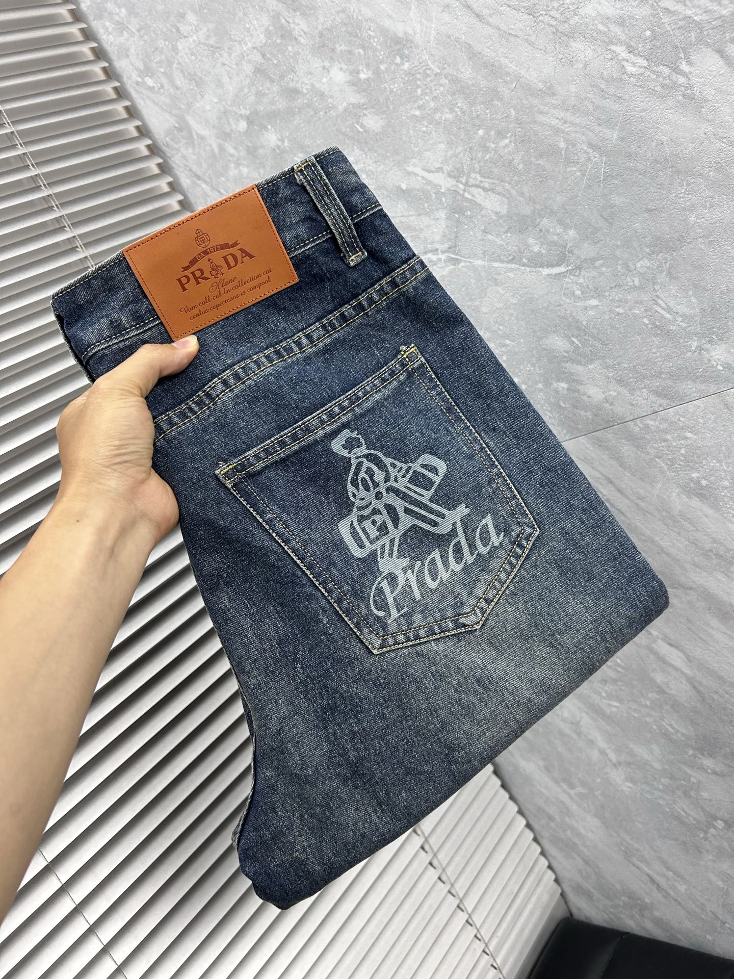 NO:906102,Prada's 2026 new men's jeans have good fabric elasticity. Exclusively available on the official website. Fashionable and elegant. Heavy craftsmanship design. Using original color yeast washing process. Selected imported heavyweight denim denim fabric. Equipped with counter hardware decoration. Genuine leather label. Exquisite stitching. Big brand style. Worth owning. Size 28-38, shipped next day, prada, jeans,19860909普拉‘’2026新品男士牛仔裤 面料弹性好.独家发售 官网同步 时尚优雅 重工艺设计.采用原色酵母水洗工艺 精选进口重磅丹宁牛仔面料 配专柜五金装饰 真皮皮牌 精致车线 大牌风范 值得拥有.码数28-38,隔天出货,,prada,jeans,,Men's clothing