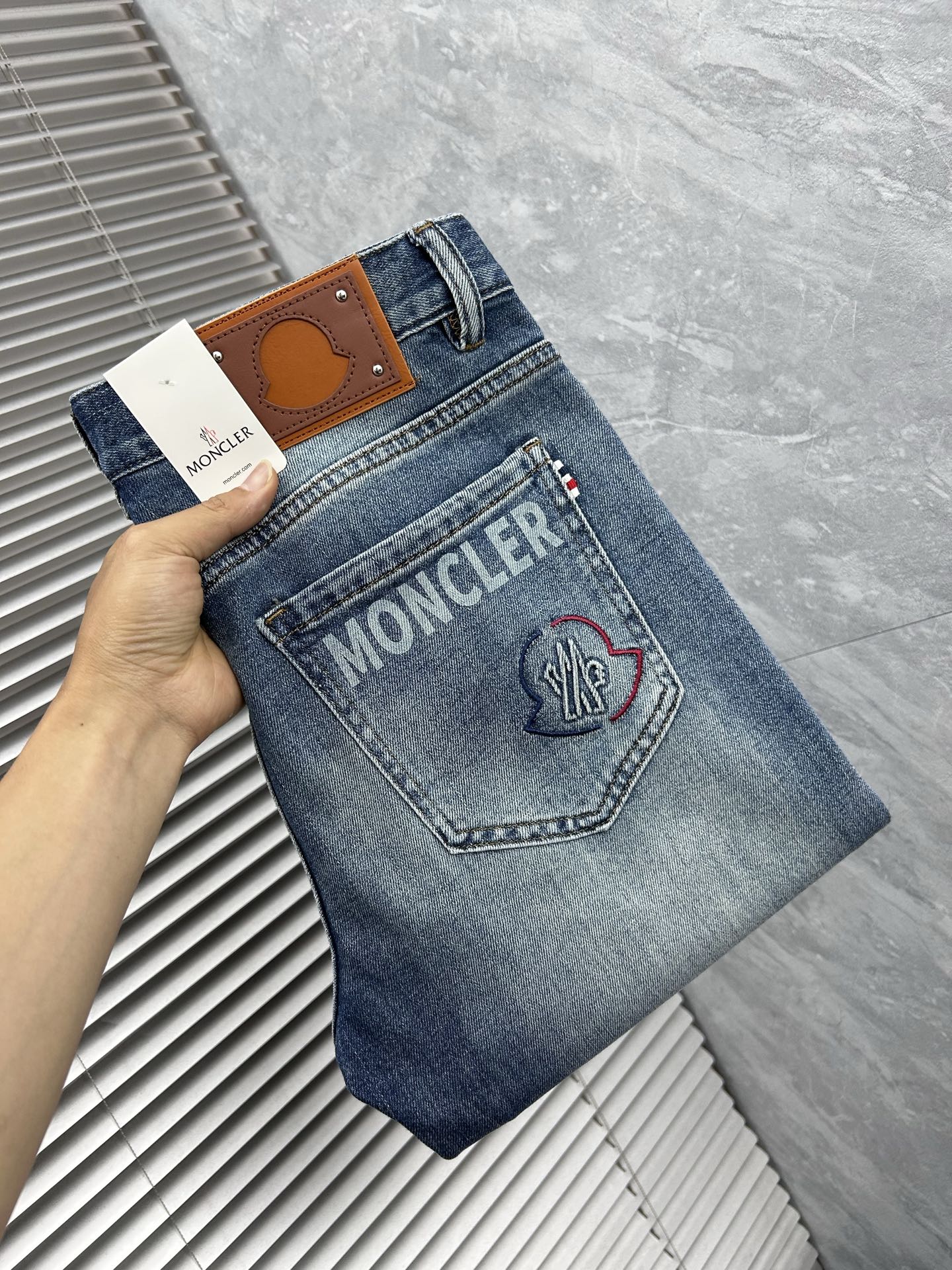 NO:906095,Meng's 2026 new men's jeans. The fabric has good elasticity. Exclusively available on the official website. Fashionable and elegant. Heavy craftsmanship design. Using original color yeast washing process. Selected imported heavyweight denim denim fabric. Equipped with counter hardware decoration. Genuine leather label. Exquisite stitching. Big brand style. Worth owning. Size 28-38, shipped next day,,jeans,19860909蒙‘’ 2026新品男士牛仔裤 面料弹性好.独家发售 官网同步 时尚优雅 重工艺设计.采用原色酵母水洗工艺 精选进口重磅丹宁牛仔面料 配专柜五金装饰 真皮皮牌 精致车线 大牌风范 值得拥有.码数28-38,隔天出货,,jeans,,Men's clothing