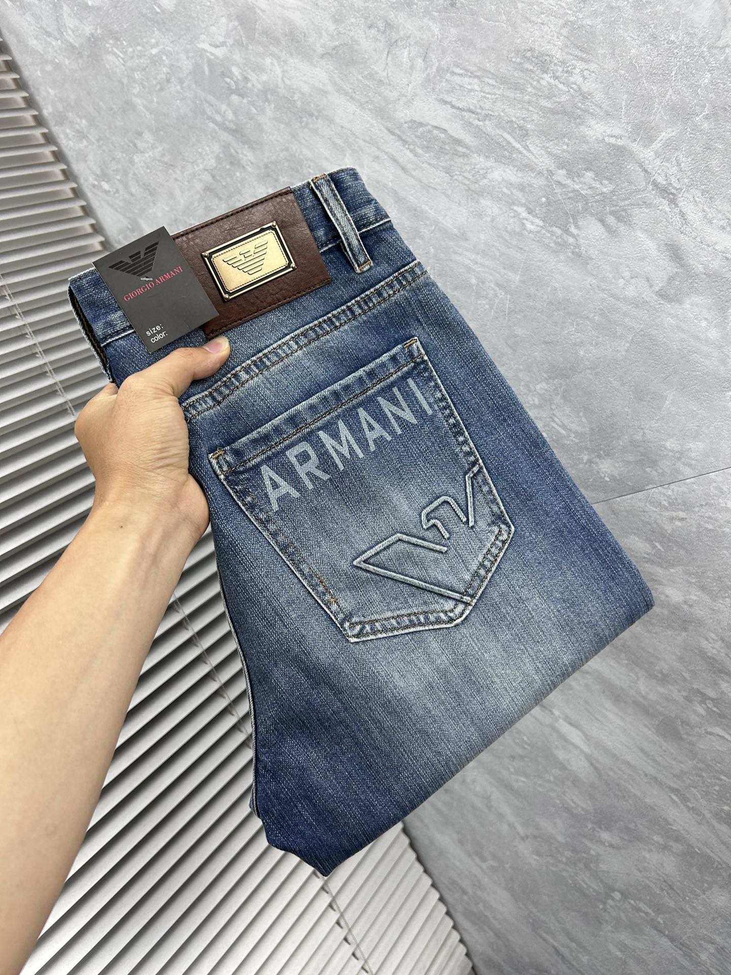 NO:906078,Amma's 2026 new men's jeans are made of good elasticity. Exclusively available on the official website. Fashionable and elegant. Heavy craftsmanship design. Using original color yeast washing process. Selected imported heavyweight denim denim fabric. Equipped with counter hardware decoration. Genuine leather label. Exquisite stitching. Big brand style. Worth owning. Size 28-38, shipped next day,,jeans,19860909阿玛‘’2026新品男士牛仔裤 面料弹性好.独家发售 官网同步 时尚优雅 重工艺设计.采用原色酵母水洗工艺 精选进口重磅丹宁牛仔面料 配专柜五金装饰 真皮皮牌 精致车线 大牌风范 值得拥有.码数28-38,隔天出货,,jeans,,Men's clothing