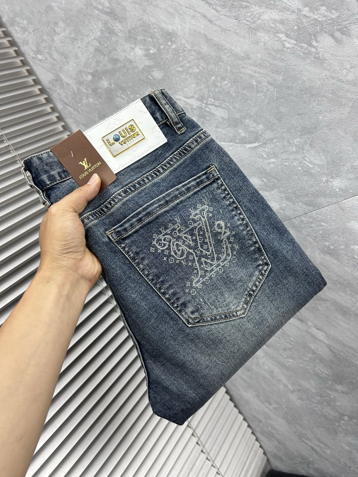 NO:906069,LV Louis' 2026 new men's jeans are made of good elasticity. Exclusively sold on the official website. Fashionable and elegant. Heavy craftsmanship design. Using original color yeast washing process. Selected imported heavy denim denim fabric. Equipped with counter hardware decoration. Genuine leather label. Exquisite stitching. Big brand style. Worth having. Size 28-38, shipped next day,,louis vuitton,louis vuitton,jeans,19860909LV路易‘’2026新品男士牛仔裤 面料弹性好.独家发售 官网同步 时尚优雅 重工艺设计.采用原色酵母水洗工艺 精选进口重磅丹宁牛仔面料 配专柜五金装饰 真皮皮牌 精致车线 大牌风范 值得拥有.码数28-38,隔天出货,,louis vuitton,louis vuitton,jeans,,Men's clothing