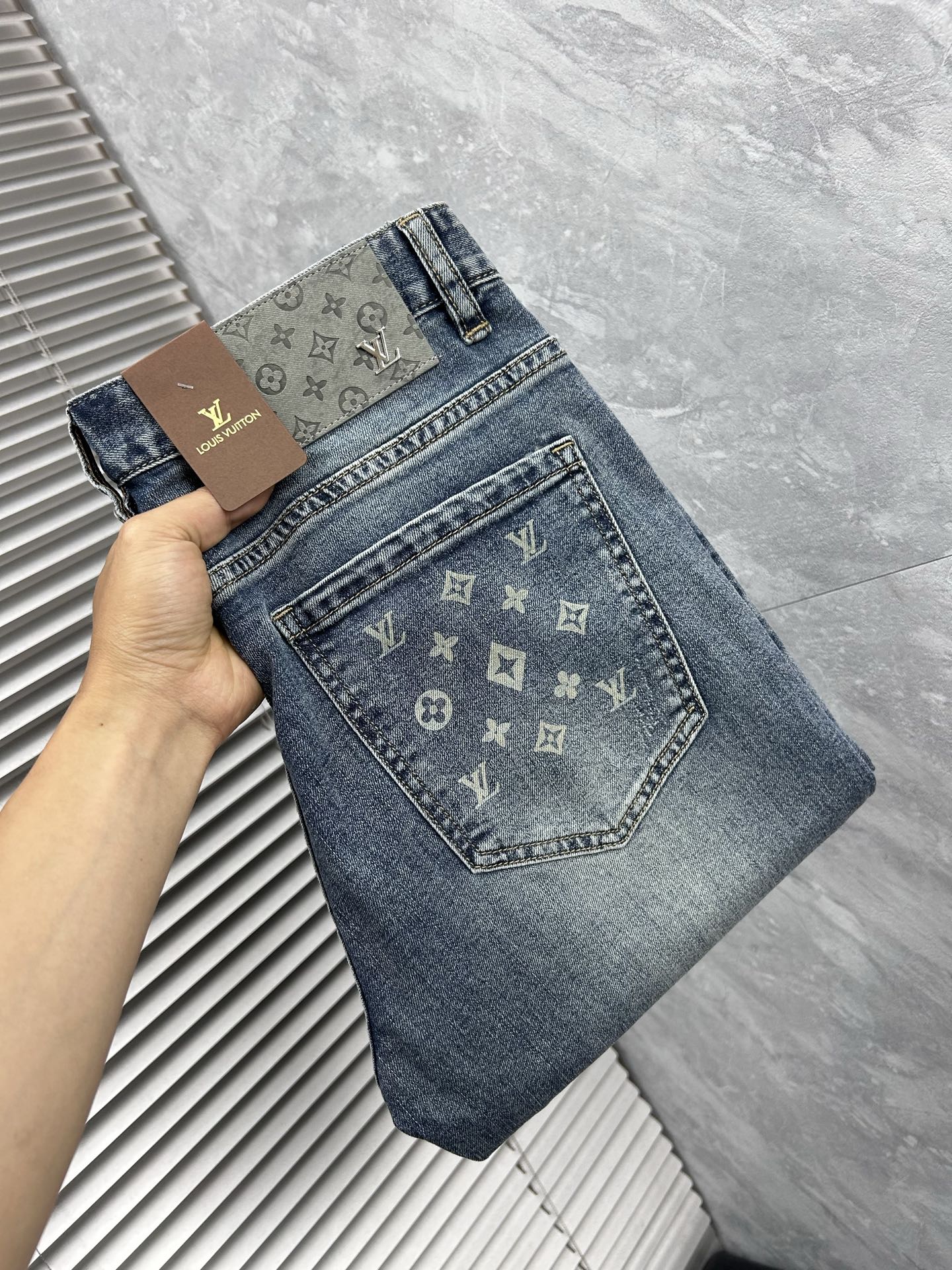 NO:927179,LV Louis' 2026 new men's jeans are made of good elasticity. Exclusively sold on the official website. Fashionable and elegant. Heavy craftsmanship design. Using original color yeast washing process. Selected imported heavy denim denim fabric. Equipped with counter hardware decoration. Genuine leather label. Exquisite stitching. Big brand style. Worth having. Size 28-38, shipped next day,,louis vuitton,louis vuitton,jeans,19860909LV路易‘’2026新品男士牛仔裤 面料弹性好.独家发售 官网同步 时尚优雅 重工艺设计.采用原色酵母水洗工艺 精选进口重磅丹宁牛仔面料 配专柜五金装饰 真皮皮牌 精致车线 大牌风范 值得拥有.码数28-38,隔天出货,,louis vuitton,louis vuitton,jeans,,Men's clothing