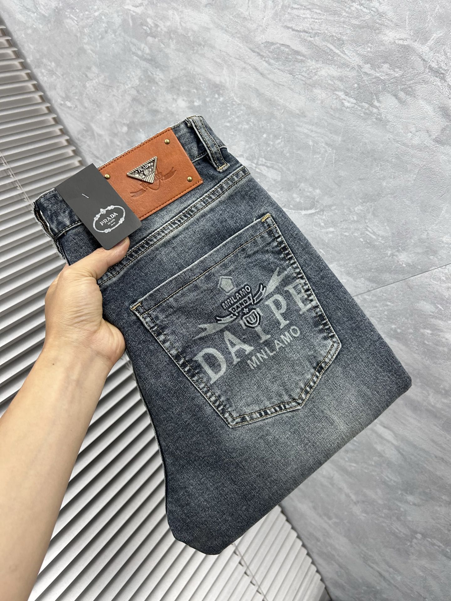 NO:927184,Prada's 2026 new men's jeans have good fabric elasticity. Exclusively available on the official website. Fashionable and elegant. Heavy craftsmanship design. Using original color yeast washing process. Selected imported heavyweight denim denim fabric. Equipped with counter hardware decoration. Genuine leather label. Exquisite stitching. Big brand style. Worth owning. Size 28-38, shipped next day, prada, jeans,19860909普拉‘’2026新品男士牛仔裤 面料弹性好.独家发售 官网同步 时尚优雅 重工艺设计.采用原色酵母水洗工艺 精选进口重磅丹宁牛仔面料 配专柜五金装饰 真皮皮牌 精致车线 大牌风范 值得拥有.码数28-38,隔天出货,,prada,jeans,,Men's clothing