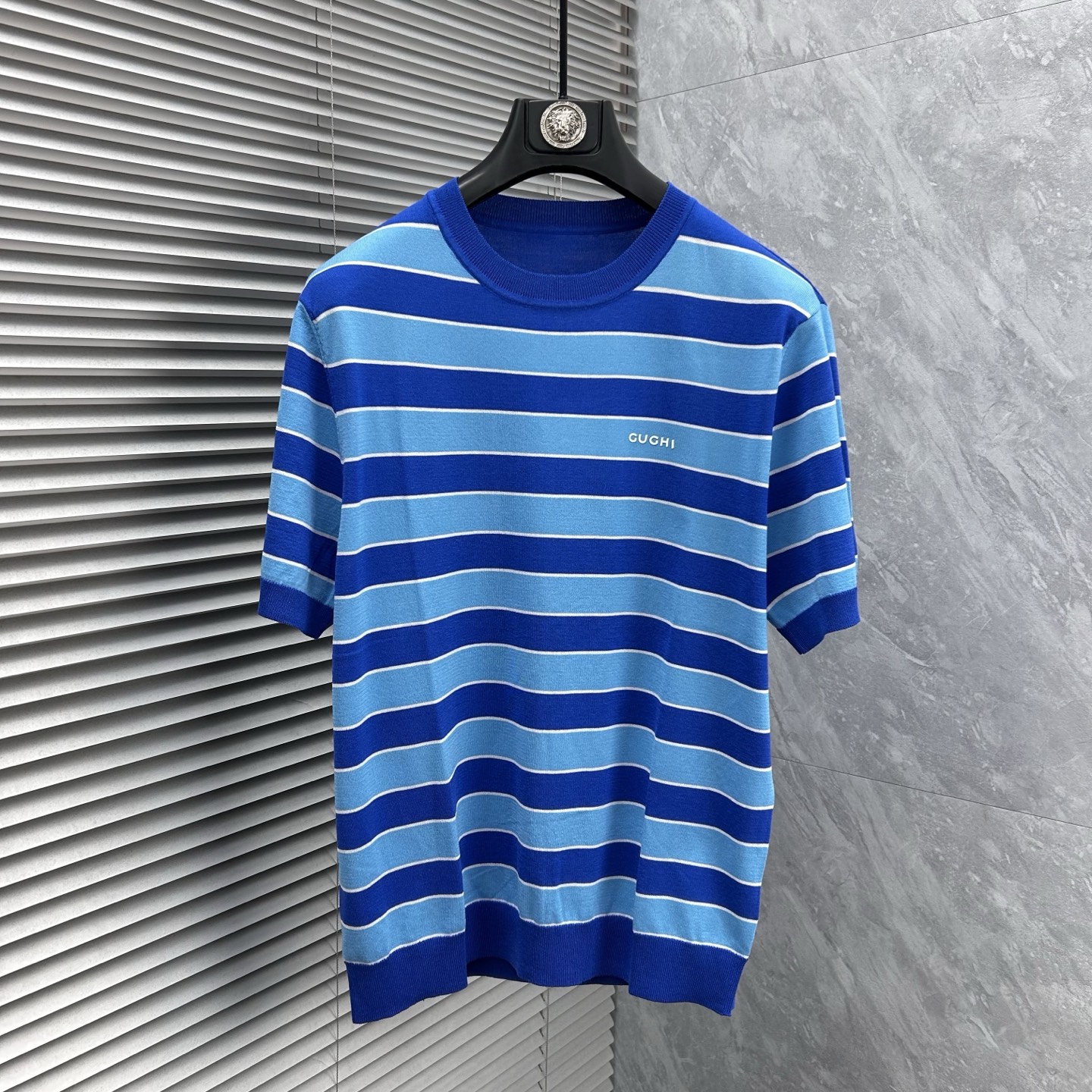 NO:905911,Burberry’s new 2026 spring and summer men’s top knitted short-sleeved T-shirt, the brand’s latest design elements!  It’s neither monotonous nor complicated, just the right amount to show off your taste!  Customized Yilite top original exclusive fabrics for customers!  Breathability, comfort and breathability are not a problem at all, and the unique luxury feel of the fabric presents a simple and elegant temperament!  The matching design has the brand’s unique style charm!  Standard cut design!  Every detail is in sync with high-end fashion. Sizes: M-3XL, burberry, T-shirt, tees, t-shirt,19860909巴宝莉 ‘’2026春夏新款男士顶级针织短袖T恤,品牌最新设计元素！既不单调也不复杂,恰到好处的展现品味！客供定制伊力特顶级原版专属面料！透气舒适透气根本不在话下,面料独具的高奢感呈现简约优雅气质！搭配设计极具品牌独特风格魅力！标准裁剪设计！每一处细节都是与高端时尚同步的体现.尺码:M-3XL,,burberry,T-shirt,tees，t-shirt,,Men's clothing