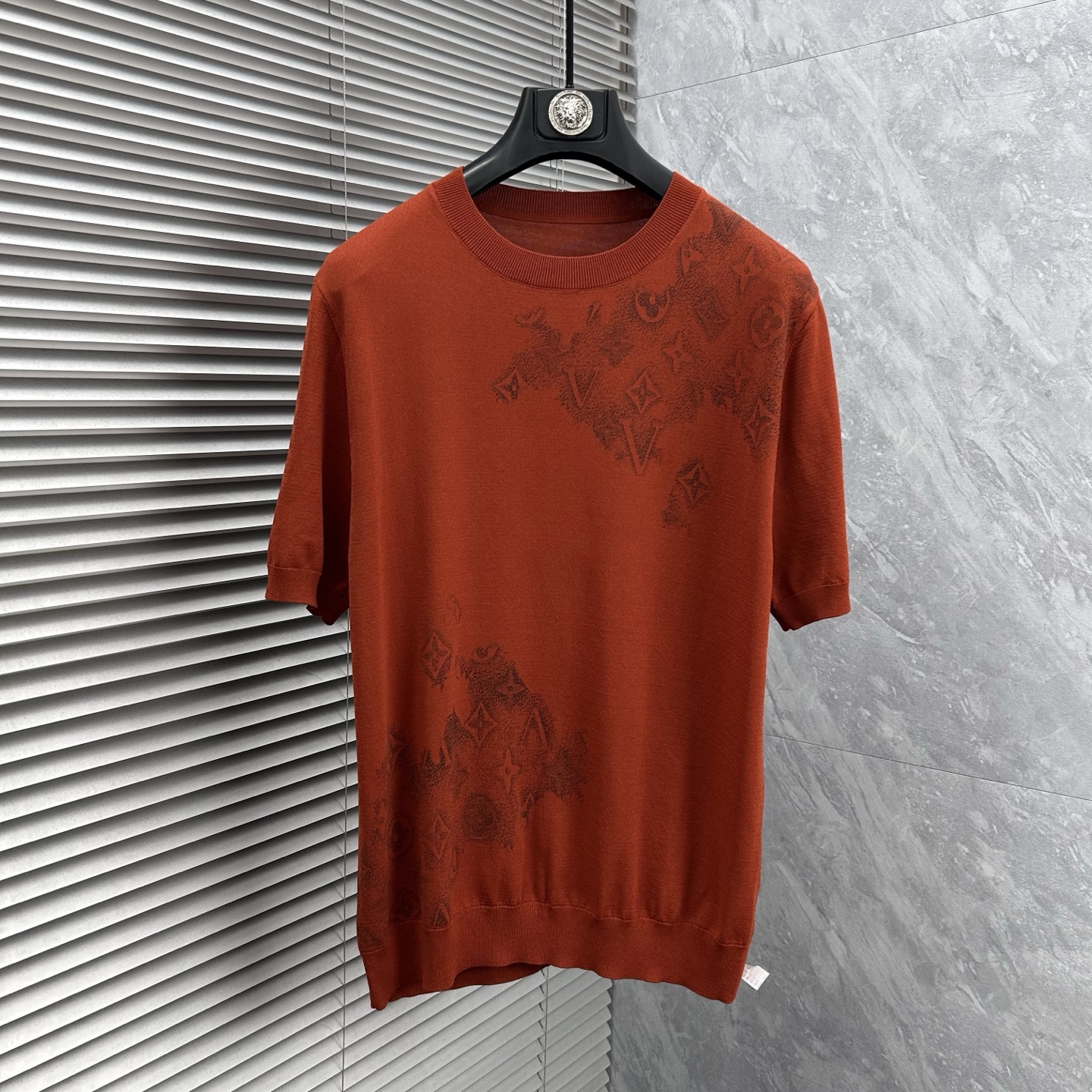 NO:905904,LV’s new 2026 spring and summer men’s top knitted short-sleeved T-shirt, the brand’s latest design elements!  It’s neither monotonous nor complicated, just the right amount to show off your taste!  Customized Yilite top original exclusive fabrics for customers!  Breathability, comfort and breathability are not a problem at all, and the unique luxury feel of the fabric presents a simple and elegant temperament!  The matching design has the brand’s unique style charm!  Standard cut design!  Every detail is in sync with high-end fashion. Sizes: M-3XL, Louis Vuitton, T-shirt, tees, t-shirt,19860909LV‘’2026春夏新款男士顶级针织短袖T恤,品牌最新设计元素！既不单调也不复杂,恰到好处的展现品味！客供定制伊力特顶级原版专属面料！透气舒适透气根本不在话下,面料独具的高奢感呈现简约优雅气质！搭配设计极具品牌独特风格魅力！标准裁剪设计！每一处细节都是与高端时尚同步的体现.尺码:M-3XL,,louis vuitton,T-shirt,tees，t-shirt,,Men's clothing