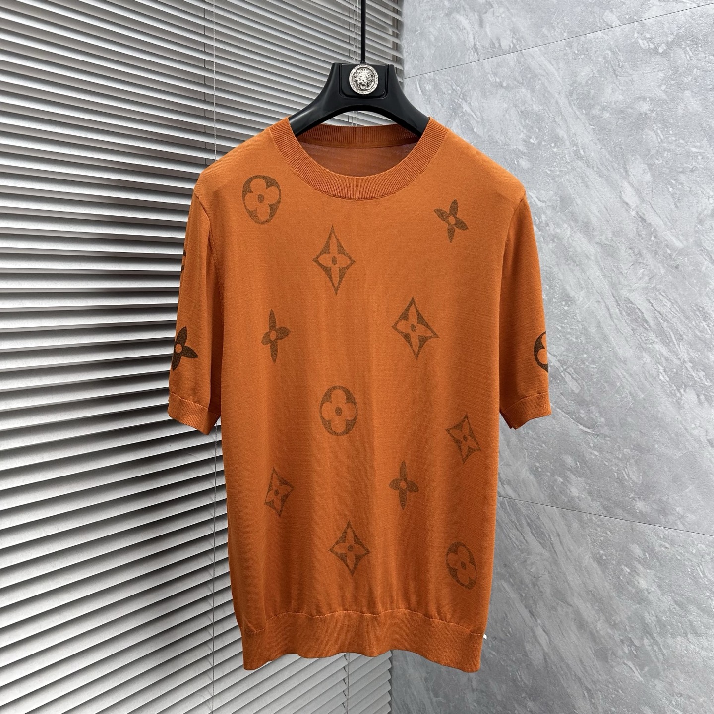 NO:905897,LV 2026 spring and summer new men's top knitted short-sleeved T-shirt, the brand's latest design elements!  It’s neither monotonous nor complicated, just the right amount to show off your taste!  Customized Yilite top original exclusive fabrics for customers!  Breathability, comfort and breathability are not a problem at all, and the unique luxury feel of the fabric presents a simple and elegant temperament!  The matching design has the brand’s unique style charm!  Standard cut design!  Every detail is in sync with high-end fashion. Sizes: M-3XL, Louis Vuitton, T-shirt, tees, t-shirt,19860909LV 2026春夏新款男士顶级针织短袖T恤,品牌最新设计元素！既不单调也不复杂,恰到好处的展现品味！客供定制伊力特顶级原版专属面料！透气舒适透气根本不在话下,面料独具的高奢感呈现简约优雅气质！搭配设计极具品牌独特风格魅力！标准裁剪设计！每一处细节都是与高端时尚同步的体现.尺码:M-3XL,,louis vuitton,T-shirt,tees，t-shirt,,Men's clothing