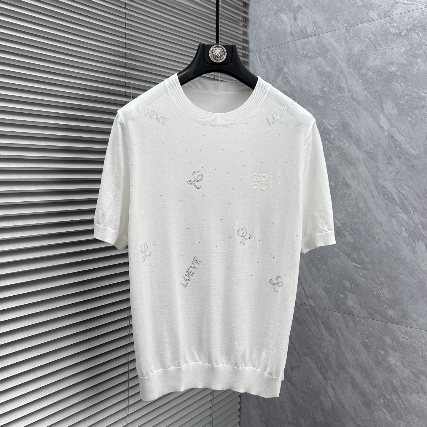 NO:905890,Luo Yi’s new 2026 spring and summer men’s top knitted short-sleeved T-shirt, the brand’s latest design elements!  It’s neither monotonous nor complicated, just the right amount to show off your taste!  Customized Yilite top original exclusive fabrics for customers!  Breathability, comfort and breathability are not a problem at all, and the unique luxury feel of the fabric presents a simple and elegant temperament!  The matching design has the brand’s unique style charm!  Standard cut design!  Every detail is in sync with high-end fashion. Sizes: M-3XL, loewe, T-shirt, tees, t-shirt,19860909罗意 ‘’2026春夏新款男士顶级针织短袖T恤,品牌最新设计元素！既不单调也不复杂,恰到好处的展现品味！客供定制伊力特顶级原版专属面料！透气舒适透气根本不在话下,面料独具的高奢感呈现简约优雅气质！搭配设计极具品牌独特风格魅力！标准裁剪设计！每一处细节都是与高端时尚同步的体现.尺码:M-3XL,,loewe,T-shirt,tees，t-shirt,,Men's clothing