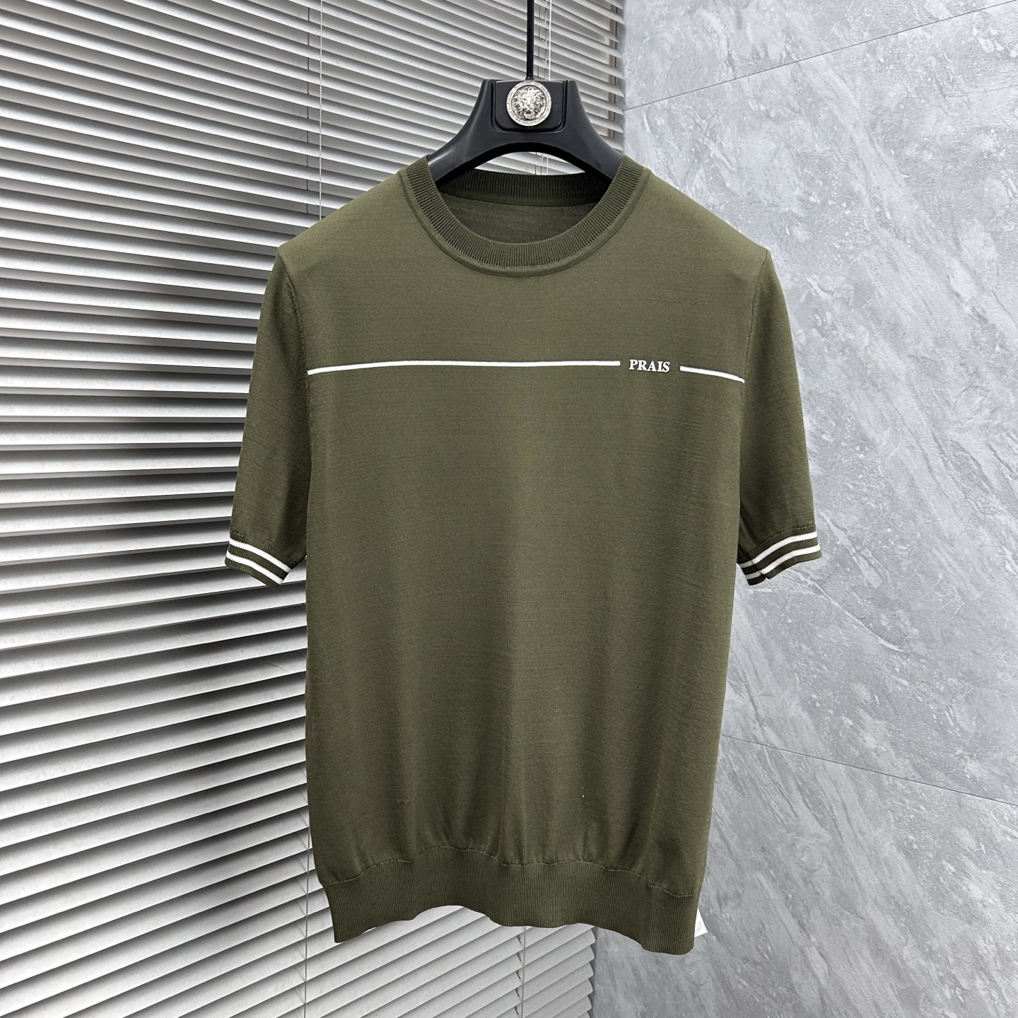 NO:905883,Prada’s new 2026 spring and summer men’s top knitted short-sleeved T-shirt, the brand’s latest design elements!  It’s neither monotonous nor complicated, just the right amount to show off your taste!  Customized Yilite top original exclusive fabrics for customers!  Breathability, comfort and breathability are not a problem at all, and the unique luxury feel of the fabric presents a simple and elegant temperament!  The matching design has the brand’s unique style charm!  Standard cut design!  Every detail is in sync with high-end fashion. Sizes: M-3XL, prada, T-shirt, tees, t-shirt,19860909普拉达 ‘’2026春夏新款男士顶级针织短袖T恤,品牌最新设计元素！既不单调也不复杂,恰到好处的展现品味！客供定制伊力特顶级原版专属面料！透气舒适透气根本不在话下,面料独具的高奢感呈现简约优雅气质！搭配设计极具品牌独特风格魅力！标准裁剪设计！每一处细节都是与高端时尚同步的体现.尺码:M-3XL,,prada,T-shirt,tees，t-shirt,,Men's clothing
