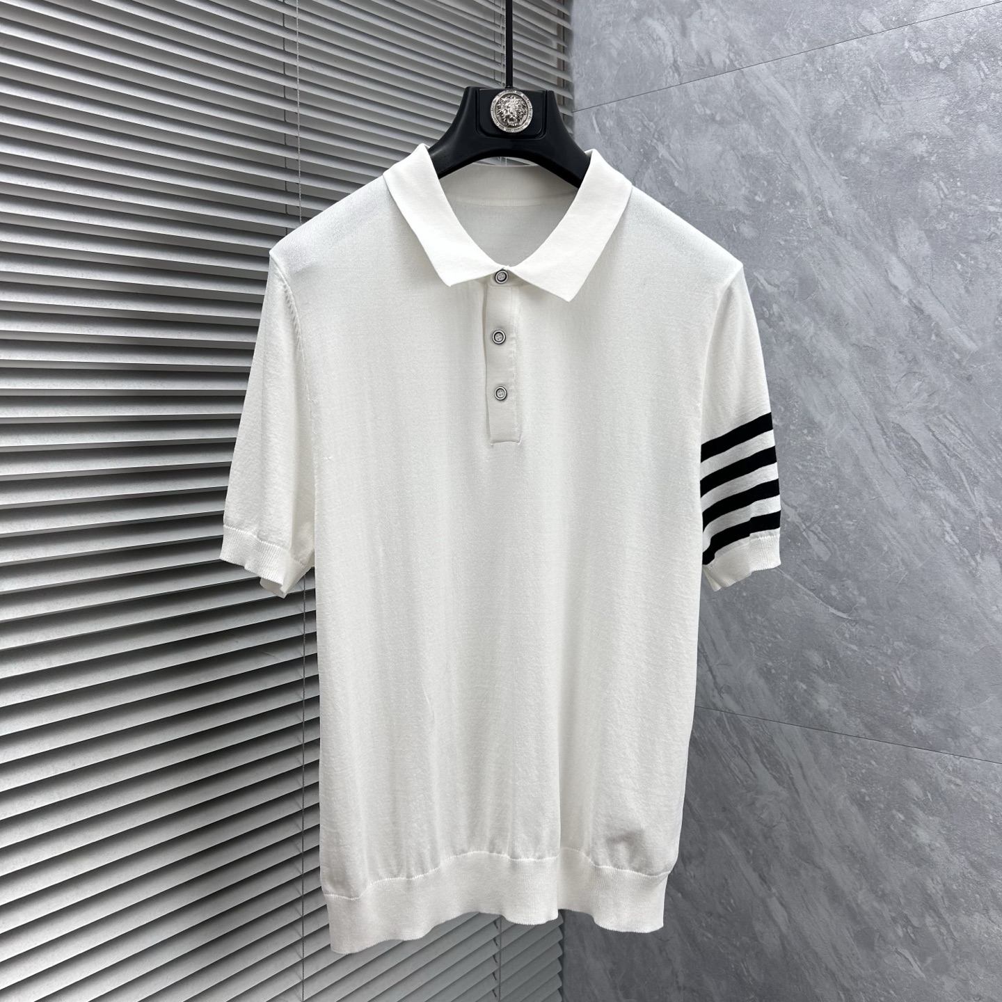NO:905876,Tb ''2026 spring and summer new men's top knitted short-sleeved T-shirt, the brand's latest design elements!  It’s neither monotonous nor complicated, just the right amount to show off your taste!  Customized Yilite top original exclusive fabrics for customers!  Breathability, comfort and breathability are not a problem at all, and the unique luxury feel of the fabric presents a simple and elegant temperament!  The matching design has the brand’s unique style charm!  Standard cut design!  Every detail is in sync with high-end fashion. Sizes: M-3XL,, T-shirt, tees, t-shirt,19860909Tb ‘’2026春夏新款男士顶级针织短袖T恤,品牌最新设计元素！既不单调也不复杂,恰到好处的展现品味！客供定制伊力特顶级原版专属面料！透气舒适透气根本不在话下,面料独具的高奢感呈现简约优雅气质！搭配设计极具品牌独特风格魅力！标准裁剪设计！每一处细节都是与高端时尚同步的体现.尺码:M-3XL,,T-shirt,tees，t-shirt,,Men's clothing