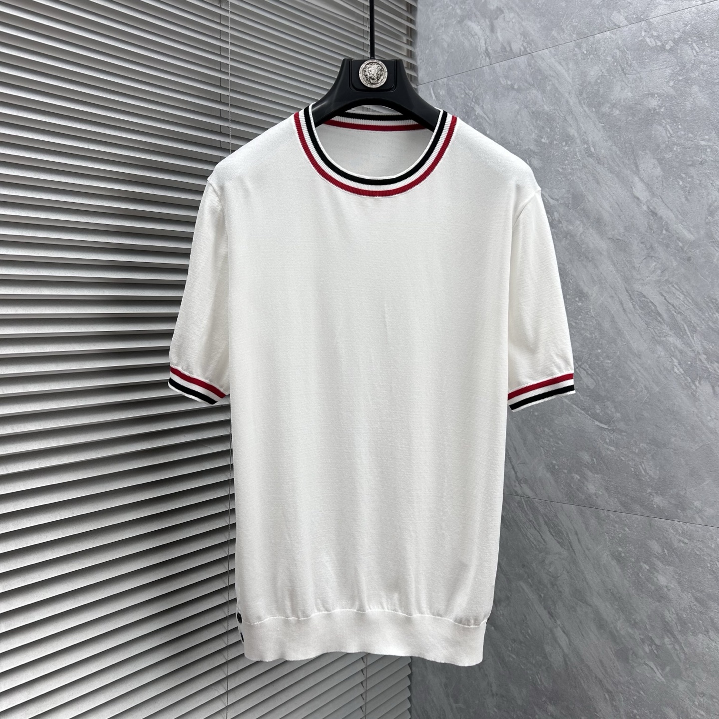 NO:905865,TB ‘’2026 new spring and summer men’s top knitted short-sleeved T-shirt, the brand’s latest design elements!  It’s neither monotonous nor complicated, just the right amount to show off your taste!  Customized Yilite top original exclusive fabrics for customers!  Breathability, comfort and breathability are not a problem at all, and the unique luxury feel of the fabric presents a simple and elegant temperament!  The matching design has the brand’s unique style charm!  Standard cut design!  Every detail is in sync with high-end fashion. Sizes: M-3XL,, T-shirt, tees, t-shirt,19860909TB ‘’2026春夏新款男士顶级针织短袖T恤,品牌最新设计元素！既不单调也不复杂,恰到好处的展现品味！客供定制伊力特顶级原版专属面料！透气舒适透气根本不在话下,面料独具的高奢感呈现简约优雅气质！搭配设计极具品牌独特风格魅力！标准裁剪设计！每一处细节都是与高端时尚同步的体现.尺码:M-3XL,,T-shirt,tees，t-shirt,,Men's clothing