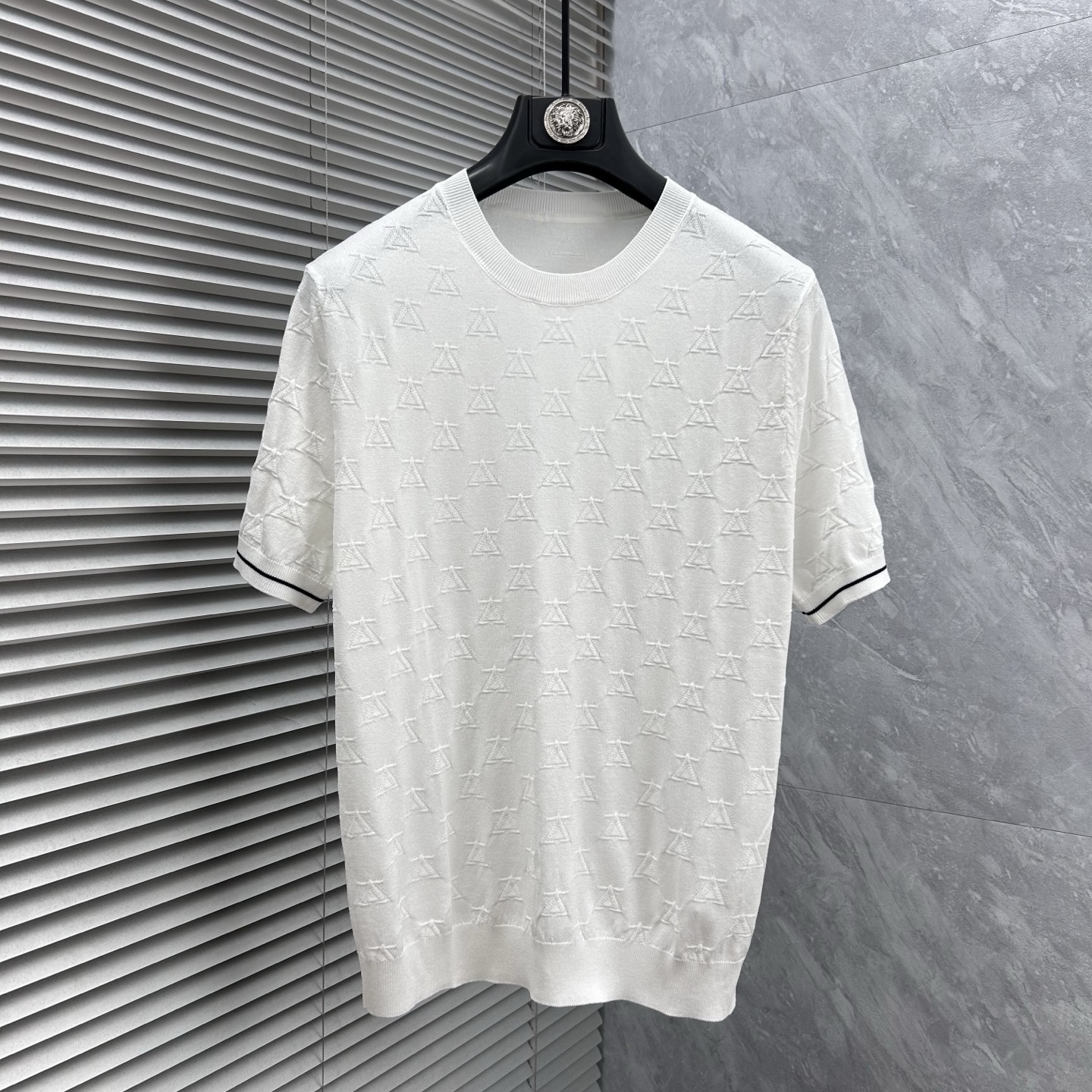 NO:905921,Jenny’s new 2026 spring and summer men’s top knitted short-sleeved T-shirt, the brand’s latest design elements!  It’s neither monotonous nor complicated, just the right amount to show off your taste!  Customized Yilite top original exclusive fabrics for customers!  Breathability, comfort and breathability are not a problem at all, and the unique luxury feel of the fabric presents a simple and elegant temperament!  The matching design has the brand’s unique style charm!  Standard cut design!  Every detail is in sync with high-end fashion. Sizes: M-3XL,,zegna,T-shirt,tees,t-shirt,19860909杰尼 ‘’2026春夏新款男士顶级针织短袖T恤,品牌最新设计元素！既不单调也不复杂,恰到好处的展现品味！客供定制伊力特顶级原版专属面料！透气舒适透气根本不在话下,面料独具的高奢感呈现简约优雅气质！搭配设计极具品牌独特风格魅力！标准裁剪设计！每一处细节都是与高端时尚同步的体现.尺码:M-3XL,,zegna,T-shirt,tees，t-shirt,,Men's clothing
