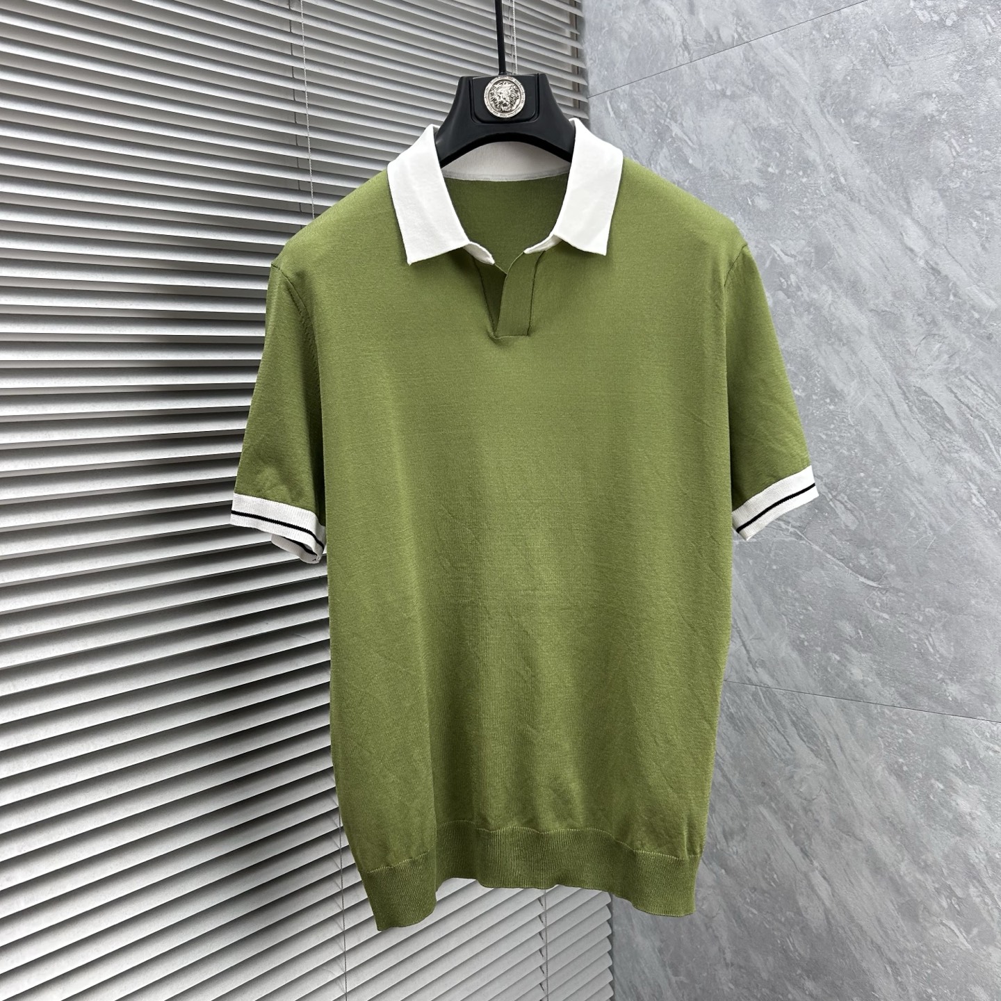 NO:927286,Burberry’s new 2026 spring and summer men’s top knitted short-sleeved T-shirt, the brand’s latest design elements!  It’s neither monotonous nor complicated, just the right amount to show off your taste!  Customized Yilite top original exclusive fabrics for customers!  Breathability, comfort and breathability are not a problem at all, and the unique luxury feel of the fabric presents a simple and elegant temperament!  The matching design has the brand’s unique style charm!  Standard cut design!  Every detail is in sync with high-end fashion. Sizes: M-3XL, burberry, T-shirt, tees, t-shirt,19860909巴宝莉 ‘’2026春夏新款男士顶级针织短袖T恤,品牌最新设计元素！既不单调也不复杂,恰到好处的展现品味！客供定制伊力特顶级原版专属面料！透气舒适透气根本不在话下,面料独具的高奢感呈现简约优雅气质！搭配设计极具品牌独特风格魅力！标准裁剪设计！每一处细节都是与高端时尚同步的体现.尺码:M-3XL,,burberry,T-shirt,tees，t-shirt,,Men's clothing