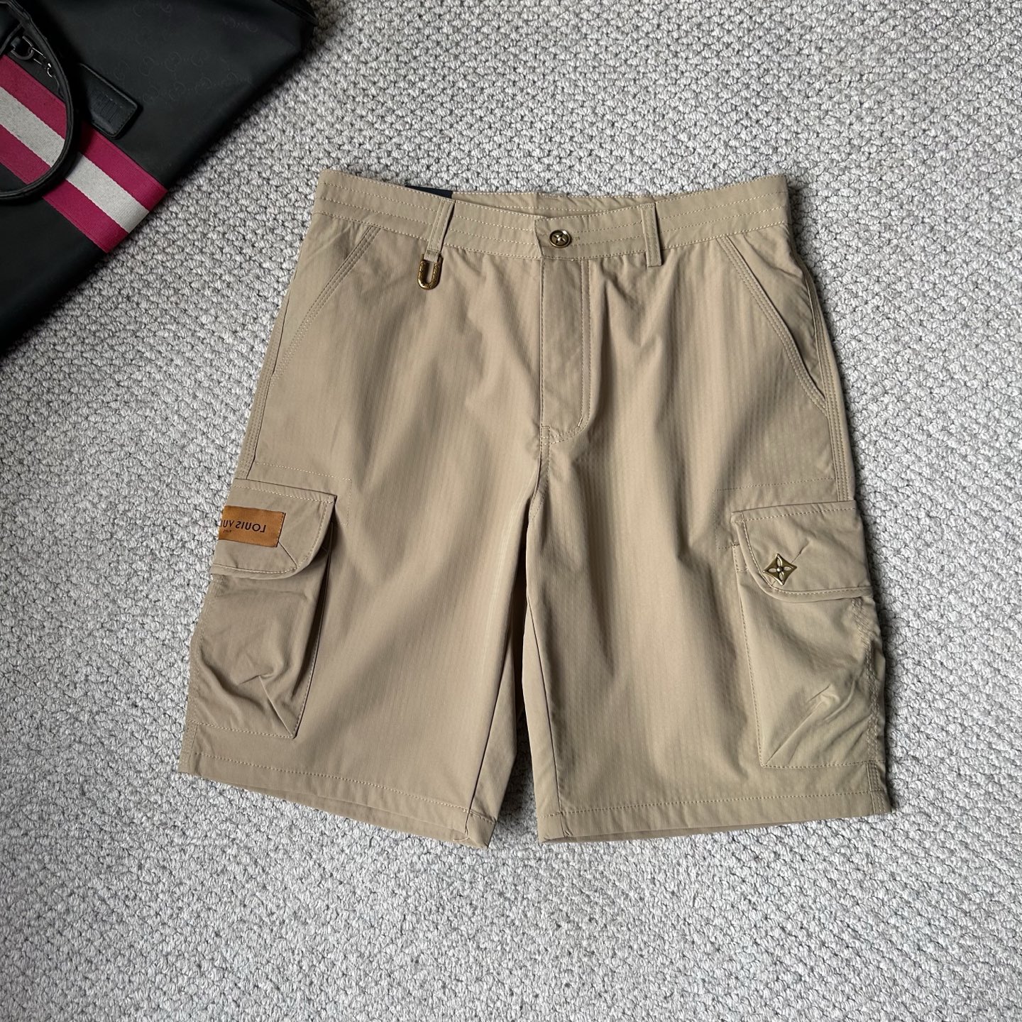 NO:933469,LV ss26 early spring and summer men's casual shorts are a versatile item. The elastic waist drawstring design has a soft feel and good shape retention. The low-elastic structure makes the pants just right and not easy to wrinkle!  Size M-XXXL,,louis vuitton,shorts,19860909LV ss26早春夏款男士休闲短裤,堪称百搭单品,弹性松紧腰边抽绳设计,手感柔软、保型性好、低弹丝的构造使裤身弹性恰到好处,并且不易起皱！码数M-XXXL,,louis vuitton,shorts,,Men's clothing