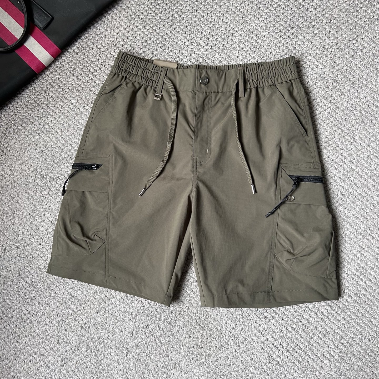 NO:933461,DR ss26 early spring and summer men's casual shorts are a versatile item. The elastic waist drawstring design has a soft feel and good shape retention. The low-elastic structure makes the pants have just the right elasticity and are not easy to wrinkle!  Code number M-XXXL,,shorts,19860909DR ss26早春夏款男士休闲短裤,堪称百搭单品,弹性松紧腰边抽绳设计,手感柔软、保型性好、低弹丝的构造使裤身弹性恰到好处,并且不易起皱！码数M-XXXL,,shorts,,Men's clothing