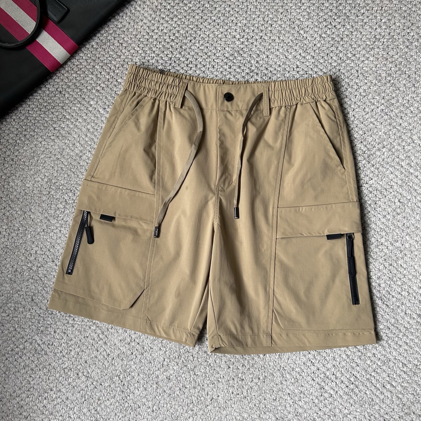 NO:933536,Baba's ss26 early spring and summer men's casual shorts are a versatile item. The elastic waist drawstring design has a soft feel and good shape retention. The low-elastic structure makes the pants just right and not easy to wrinkle!  Size M-XXXL,,burberry,shorts,19860909巴宝‘’ss26早春夏款男士休闲短裤,堪称百搭单品,弹性松紧腰边抽绳设计,手感柔软、保型性好、低弹丝的构造使裤身弹性恰到好处,并且不易起皱！码数M-XXXL,,burberry,shorts,,Men's clothing