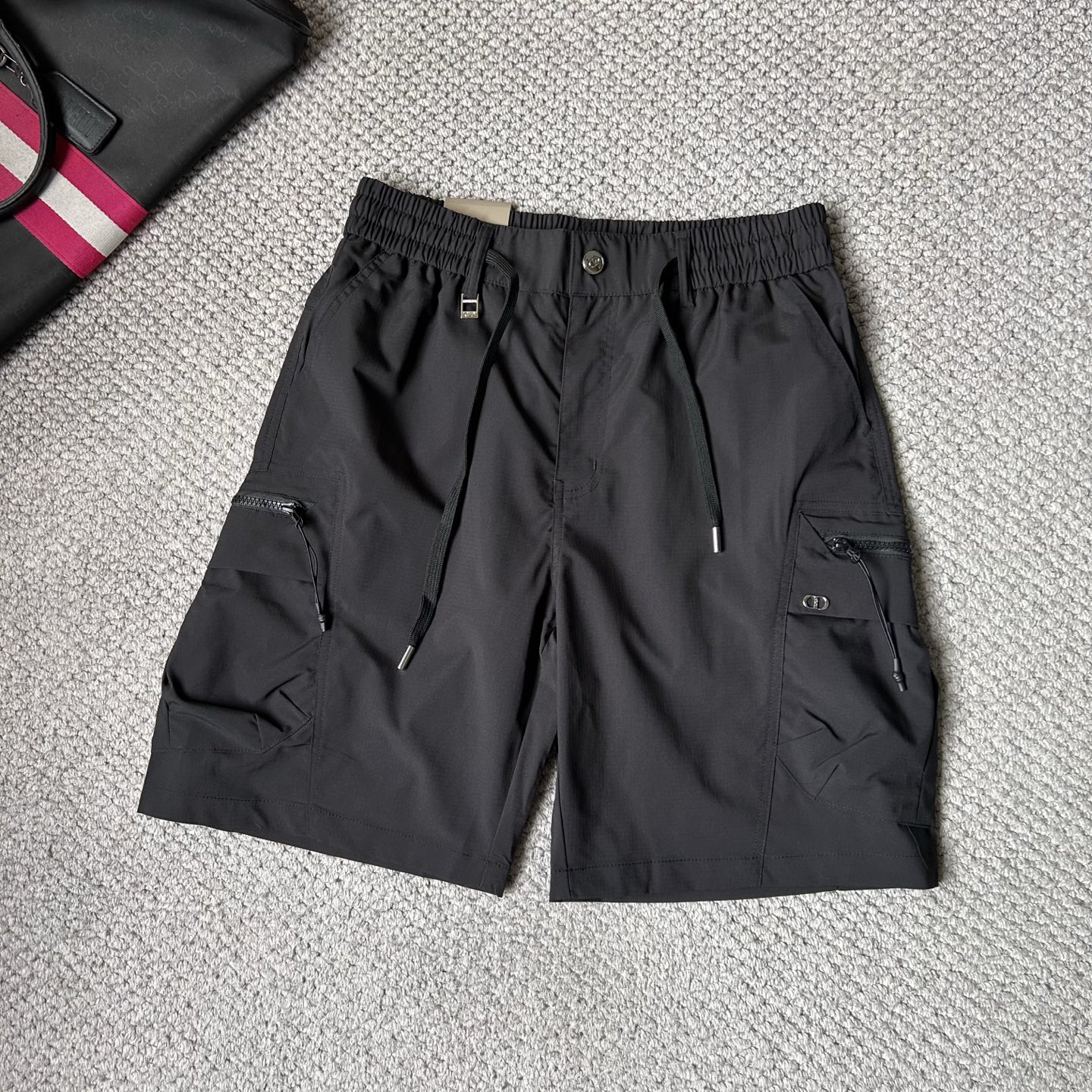 NO:906113,dr ss26 early spring and summer men's casual shorts are a versatile item. The elastic waist drawstring design has a soft feel and good shape retention. The low-elastic structure makes the pants just right and not easy to wrinkle!  Code number M-XXXL,,shorts,19860909dr ss26早春夏款男士休闲短裤,堪称百搭单品,弹性松紧腰边抽绳设计,手感柔软、保型性好、低弹丝的构造使裤身弹性恰到好处,并且不易起皱！码数M-XXXL,,shorts,,Men's clothing