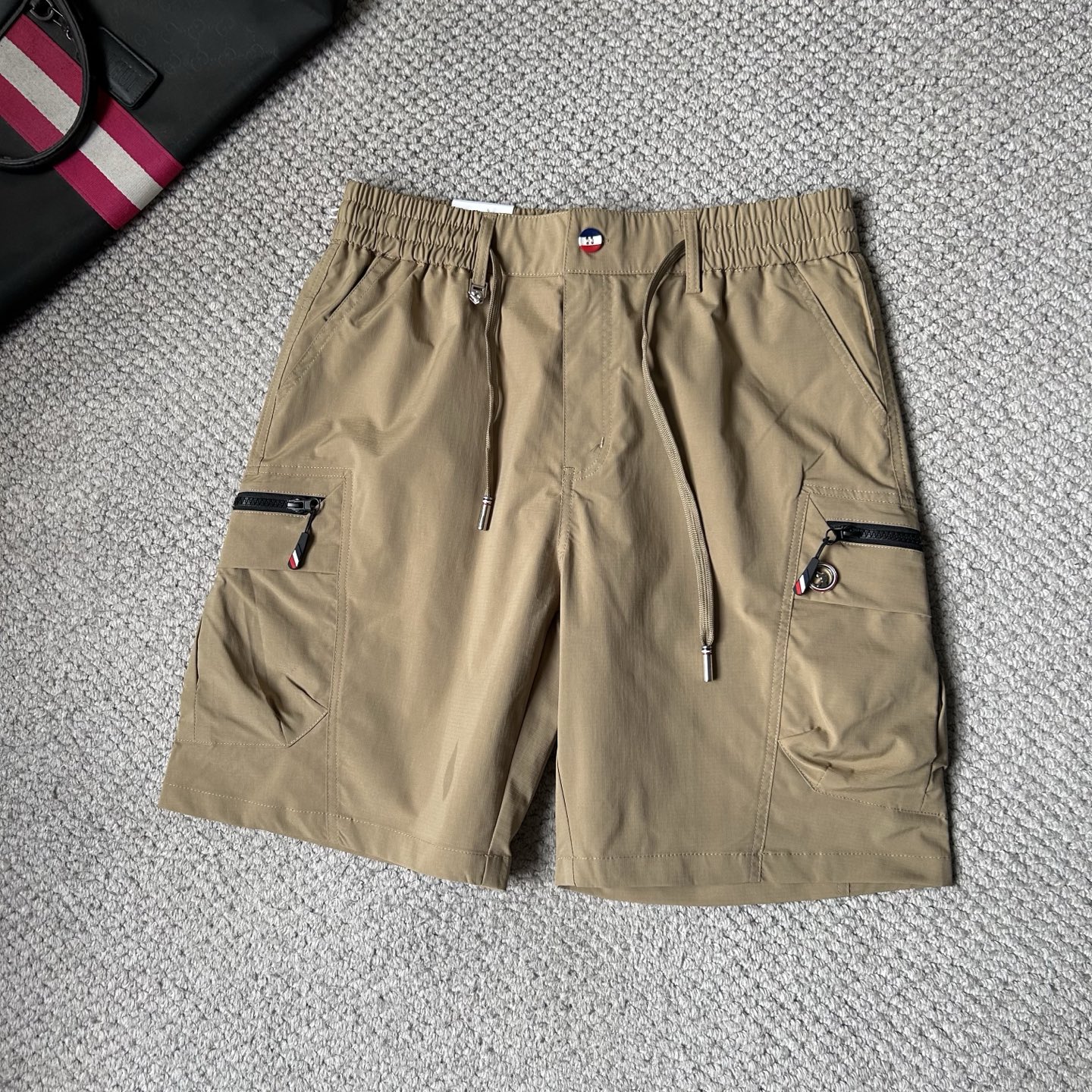NO:933527,TB ss26 early spring and summer men's casual shorts are a versatile item. The elastic waistband design has a soft feel and good shape retention. The low-elastic structure makes the pants just right and not easy to wrinkle!  Code number M-XXXL,,shorts,19860909TB ss26早春夏款男士休闲短裤,堪称百搭单品,弹性松紧腰边抽绳设计,手感柔软、保型性好、低弹丝的构造使裤身弹性恰到好处,并且不易起皱！码数M-XXXL,,shorts,,Men's clothing