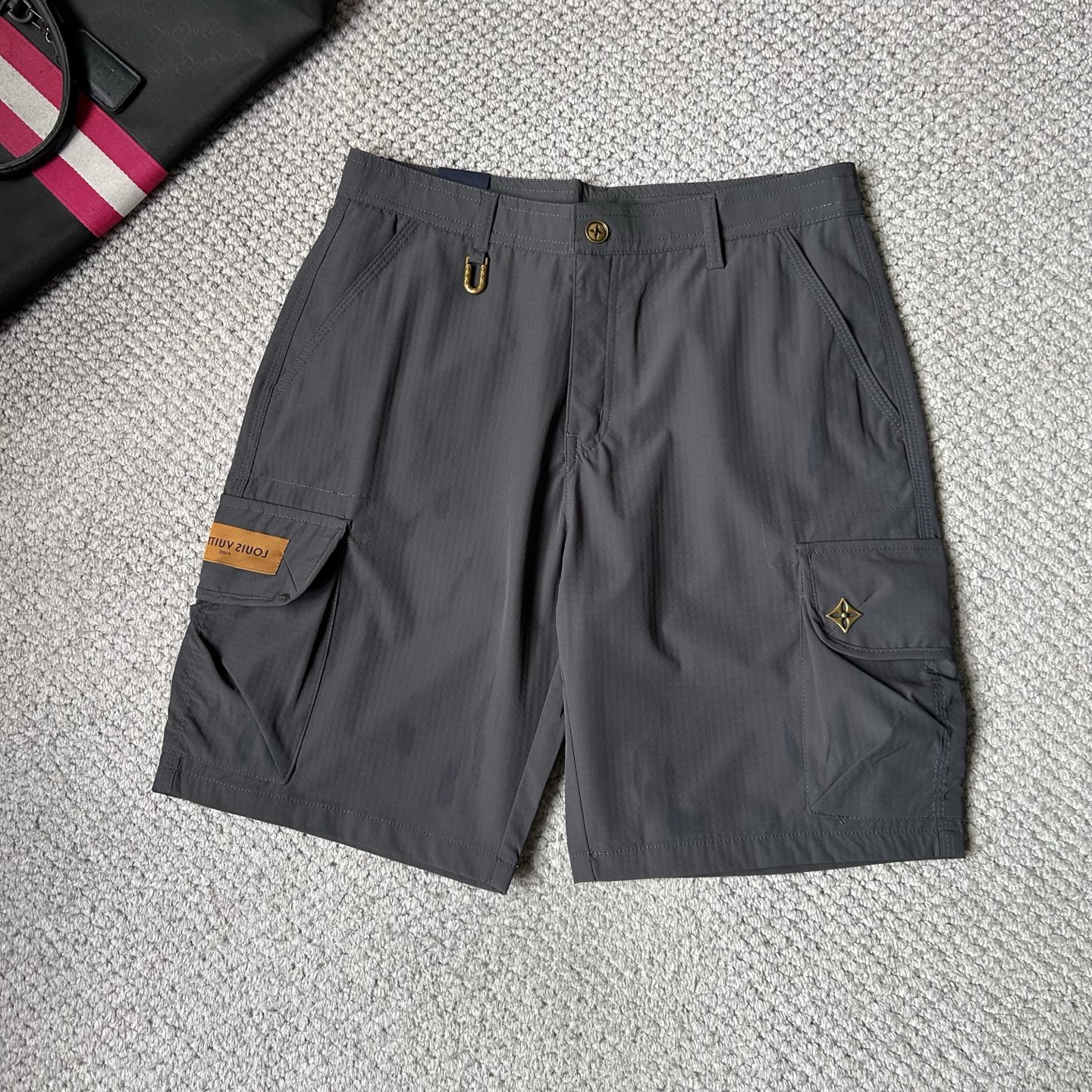 NO:933519,LV ss26 early spring and summer men's casual shorts are a versatile item. The elastic waist drawstring design has a soft feel and good shape retention. The low-elastic structure makes the pants just right and not easy to wrinkle!  Size M-XXXL,,louis vuitton,shorts,19860909LV ss26早春夏款男士休闲短裤,堪称百搭单品,弹性松紧腰边抽绳设计,手感柔软、保型性好、低弹丝的构造使裤身弹性恰到好处,并且不易起皱！码数M-XXXL,,louis vuitton,shorts,,Men's clothing