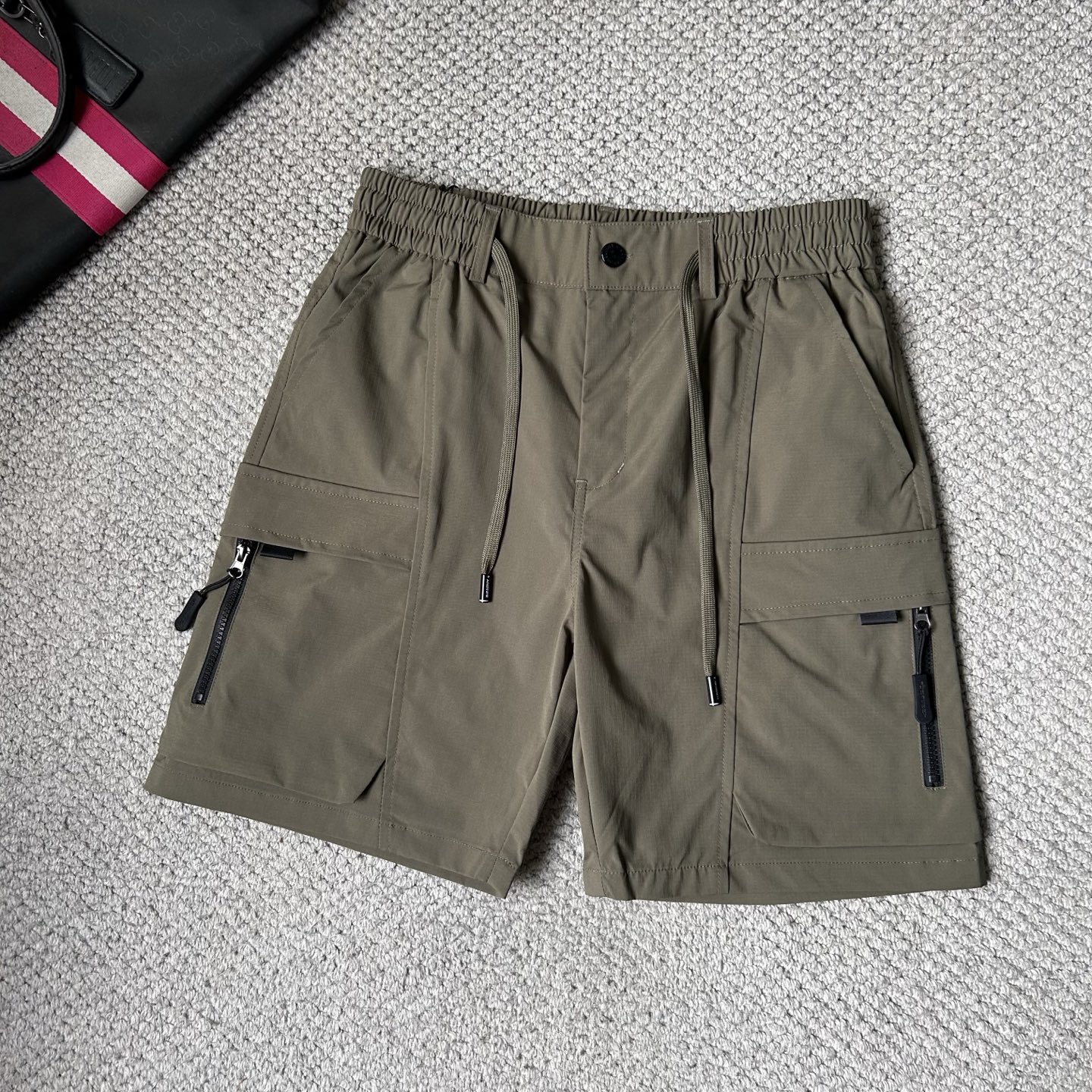 NO:933510,Baba's ss26 early spring and summer men's casual shorts are a versatile item. The elastic waist drawstring design has a soft feel and good shape retention. The low-elastic structure makes the pants just right and not easy to wrinkle!  Size M-XXXL,,burberry,shorts,19860909巴宝‘’ss26早春夏款男士休闲短裤,堪称百搭单品,弹性松紧腰边抽绳设计,手感柔软、保型性好、低弹丝的构造使裤身弹性恰到好处,并且不易起皱！码数M-XXXL,,burberry,shorts,,Men's clothing