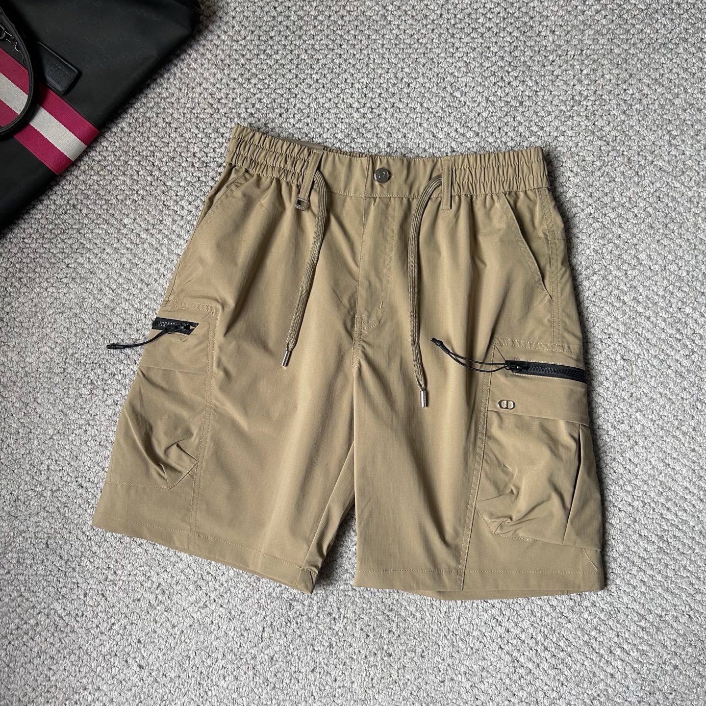 NO:933501,DR ss26 early spring and summer men's casual shorts are a versatile item. The elastic waist drawstring design has a soft feel and good shape retention. The low-elastic structure makes the pants have just the right elasticity and are not easy to wrinkle!  Code number M-XXXL,,shorts,19860909DR ss26早春夏款男士休闲短裤,堪称百搭单品,弹性松紧腰边抽绳设计,手感柔软、保型性好、低弹丝的构造使裤身弹性恰到好处,并且不易起皱！码数M-XXXL,,shorts,,Men's clothing
