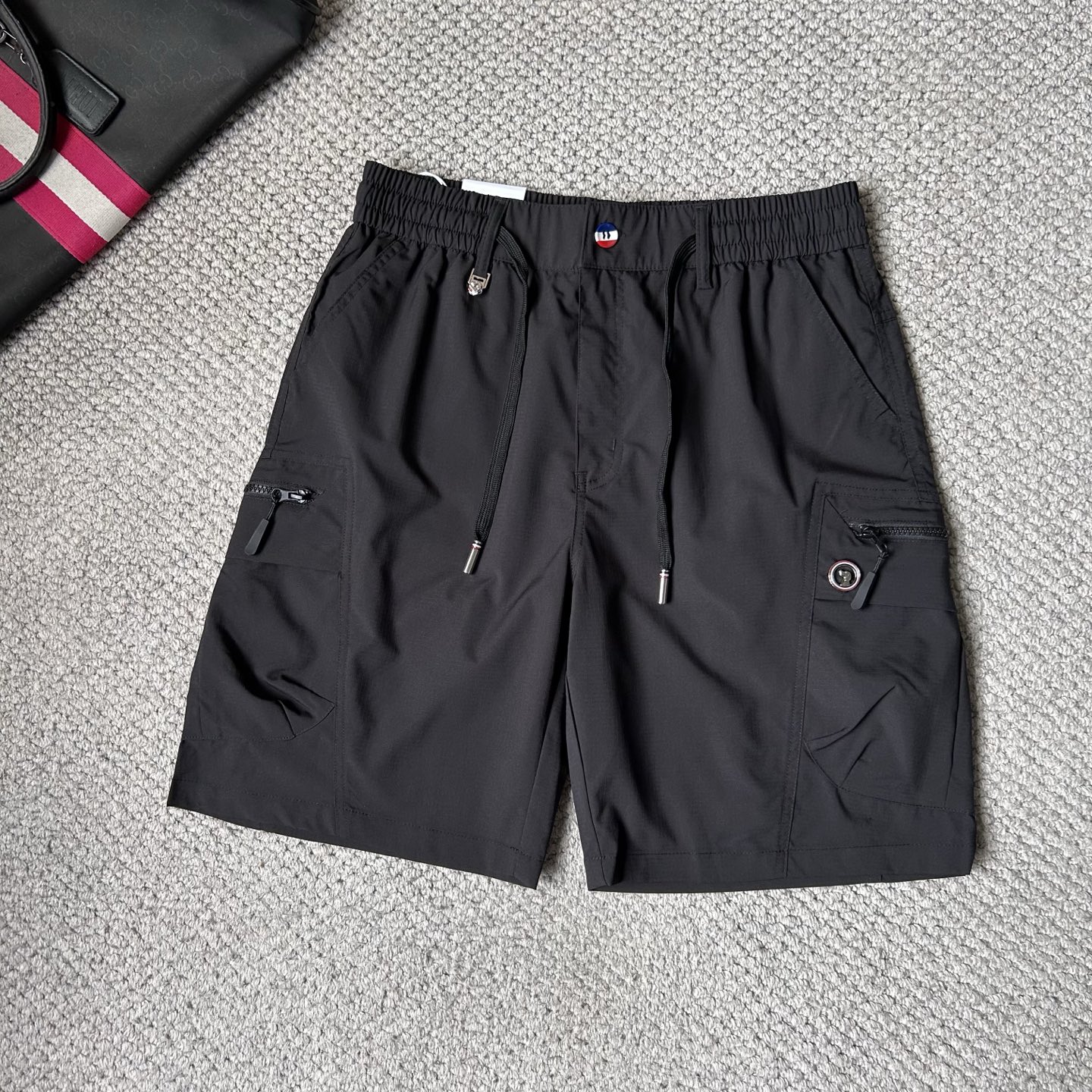 NO:906120,TB ss26 early spring and summer men's casual shorts are a versatile item. The elastic waistband design has a soft feel and good shape retention. The low-elastic structure makes the pants just right and not easy to wrinkle!  Code number M-XXXL,,shorts,19860909TB ss26早春夏款男士休闲短裤,堪称百搭单品,弹性松紧腰边抽绳设计,手感柔软、保型性好、低弹丝的构造使裤身弹性恰到好处,并且不易起皱！码数M-XXXL,,shorts,,Men's clothing