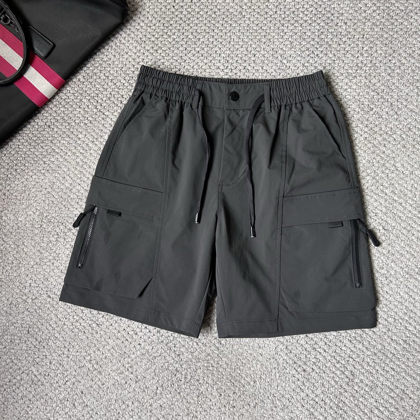 NO:933492,Baba's ss26 early spring and summer men's casual shorts are a versatile item. The elastic waist drawstring design has a soft feel and good shape retention. The low-elastic structure makes the pants just right and not easy to wrinkle!  Size M-XXXL,,burberry,shorts,19860909巴宝‘’ss26早春夏款男士休闲短裤,堪称百搭单品,弹性松紧腰边抽绳设计,手感柔软、保型性好、低弹丝的构造使裤身弹性恰到好处,并且不易起皱！码数M-XXXL,,burberry,shorts,,Men's clothing