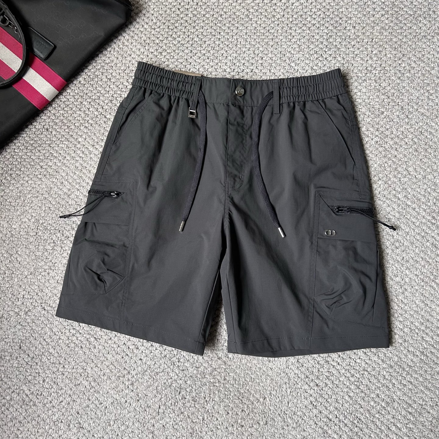 NO:906127,DR ss26 early spring and summer men's casual shorts are a versatile item. The elastic waist drawstring design has a soft feel and good shape retention. The low-elastic structure makes the pants have just the right elasticity and are not easy to wrinkle!  Code number M-XXXL,,shorts,19860909DR ss26早春夏款男士休闲短裤,堪称百搭单品,弹性松紧腰边抽绳设计,手感柔软、保型性好、低弹丝的构造使裤身弹性恰到好处,并且不易起皱！码数M-XXXL,,shorts,,Men's clothing