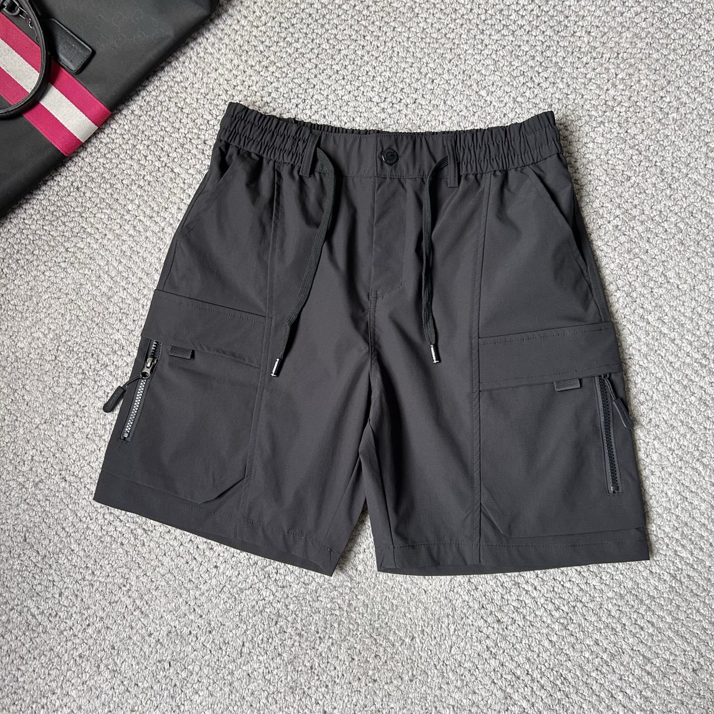NO:906133,Baba's ss26 early spring and summer men's casual shorts are a versatile item. The elastic waist drawstring design has a soft feel and good shape retention. The low-elastic structure makes the pants just right and not easy to wrinkle!  Size M-XXXL,,burberry,shorts,19860909巴宝‘’ss26早春夏款男士休闲短裤,堪称百搭单品,弹性松紧腰边抽绳设计,手感柔软、保型性好、低弹丝的构造使裤身弹性恰到好处,并且不易起皱！码数M-XXXL,,burberry,shorts,,Men's clothing